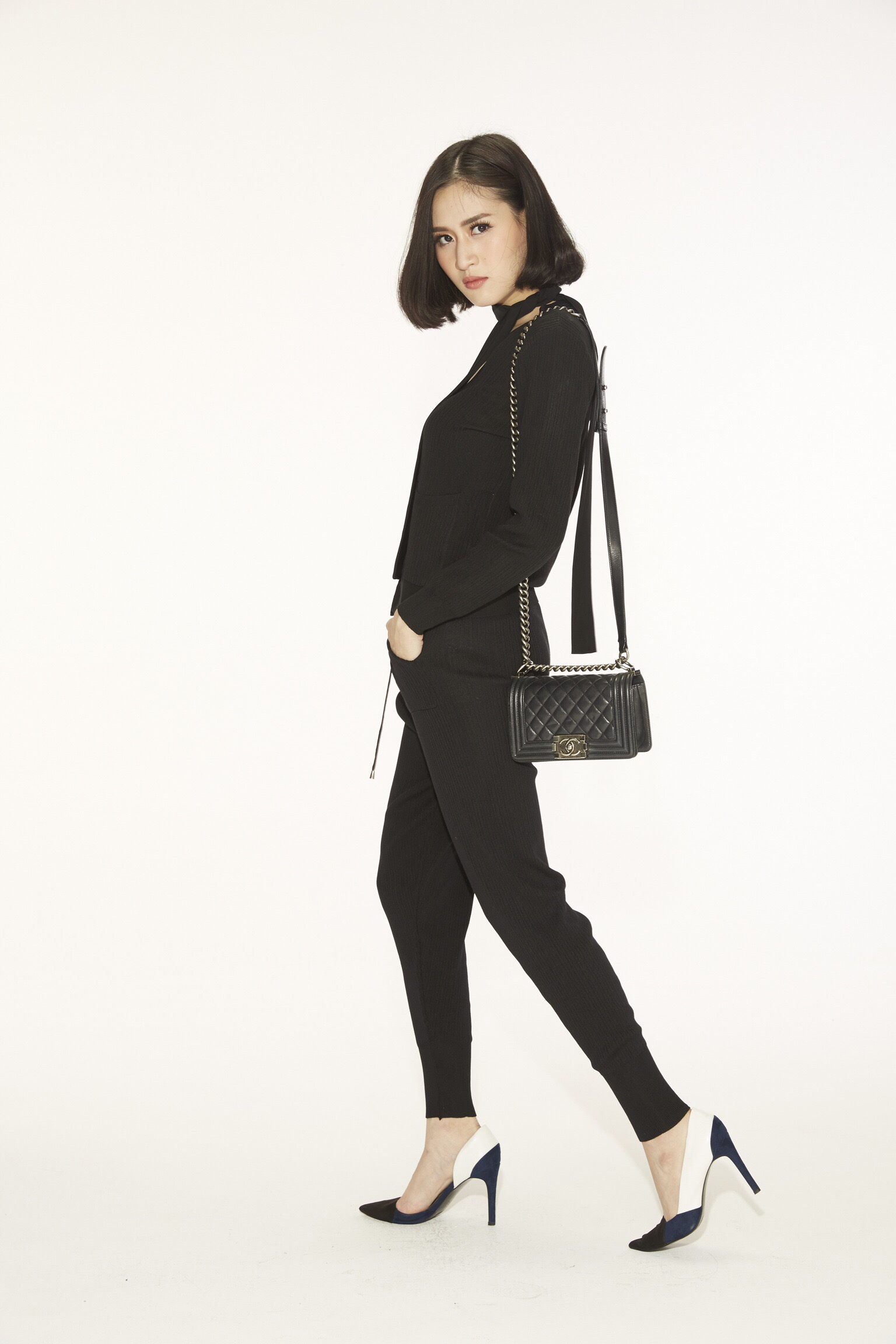 เซ็ททอknit ผ้าขึ้นลายในตัว ทรงสวยมากกกกค่ะ เสื้อสามารถใส่เป็นเสื้อคลุมได้ค่ะ กางเกงมีเอวผูก จั้มขาค่ะ Setนี้ใครได้ไป บอกเลยว่าคุ้มจริงไรจริงนะคะ ัเสื้อและกางเกงสามารถนำไปแมทกับเสื้เป้าแบบอื่นได้อีก เสื้อสามารถนำมาใส่เป็นเสื้อคลุมได้ บอกได้คำเดียวว่าคุ้มค่