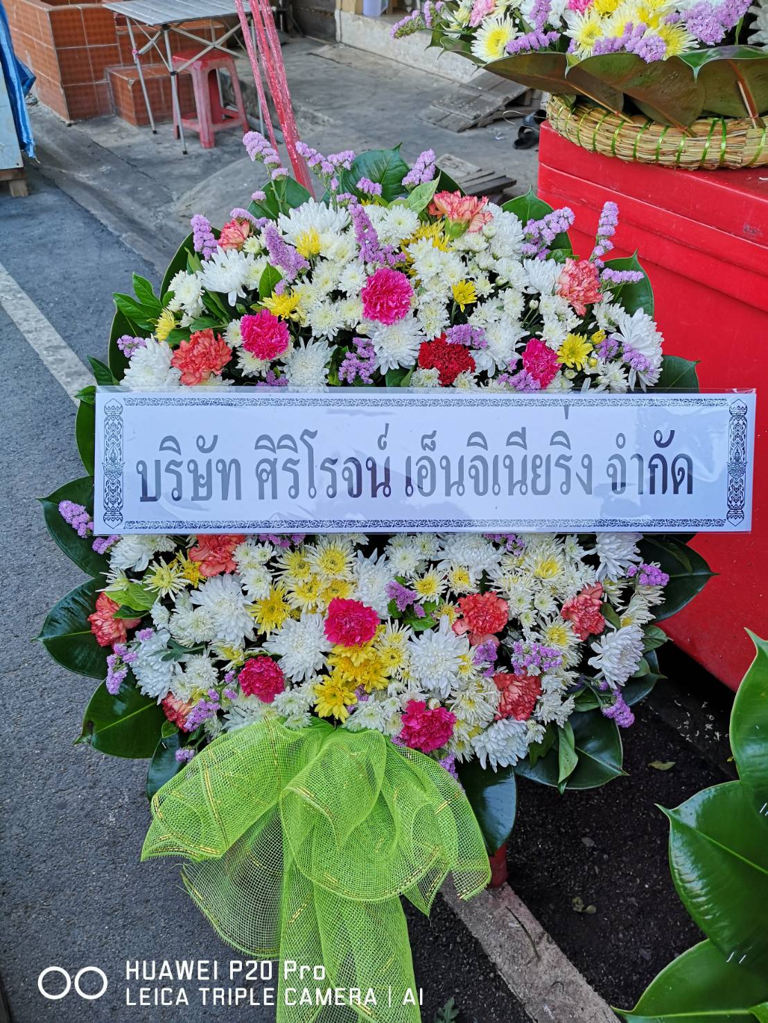 พวงหรีดดอกไม้สด โทนสีสดใส