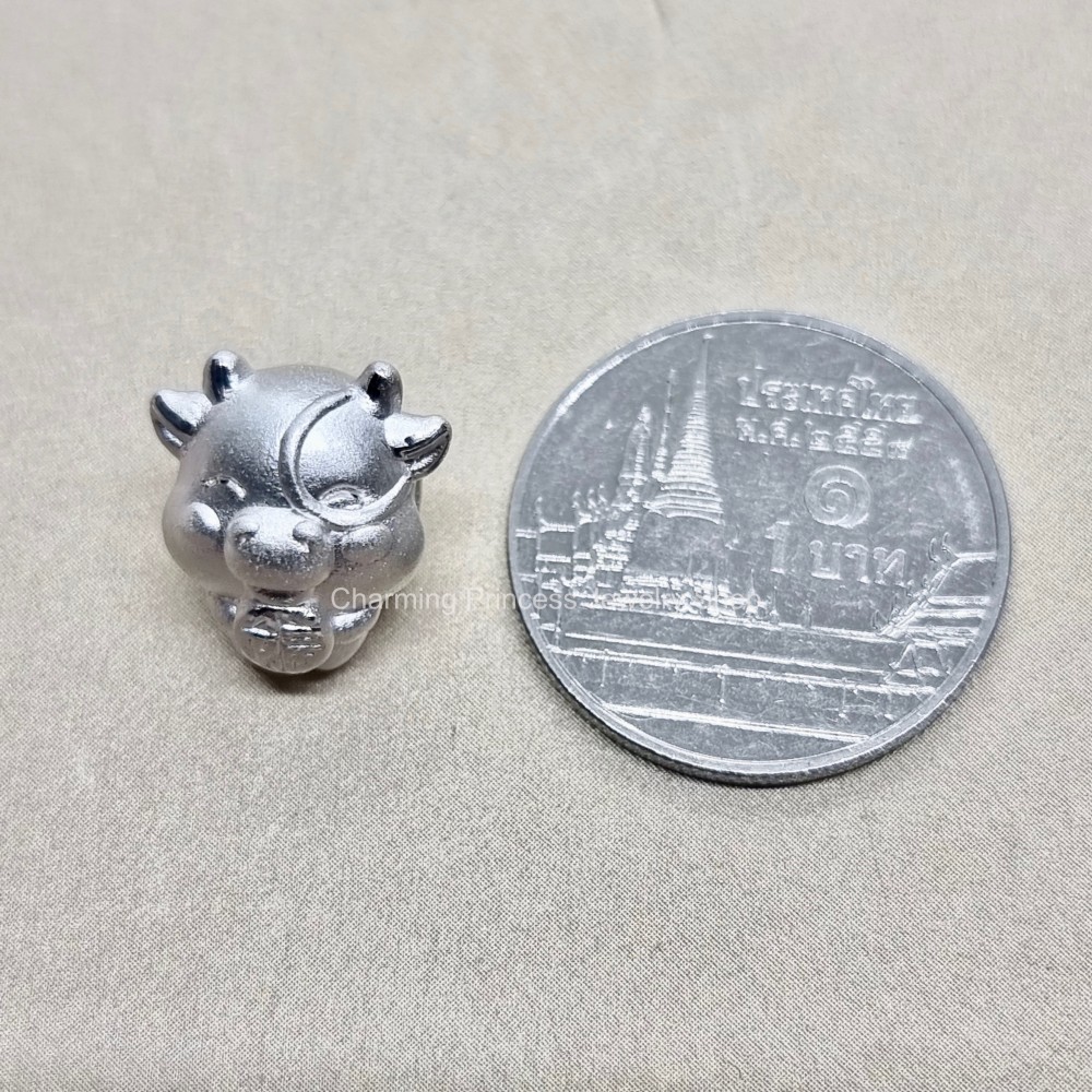 ชาร์มนักษัตรปีฉลู หรือปีวัว เป็นตัวแทนของความอ่อนโยน นุ่มนวล ซื่อตรง รักสงบ มีความกตัญญูรู้คุณ เงินแท้ 99.99% ตัวคั่นสร้อยข้อมือ ชาร์มเงินแท้ 99.99% ขนาด 12x11 มม