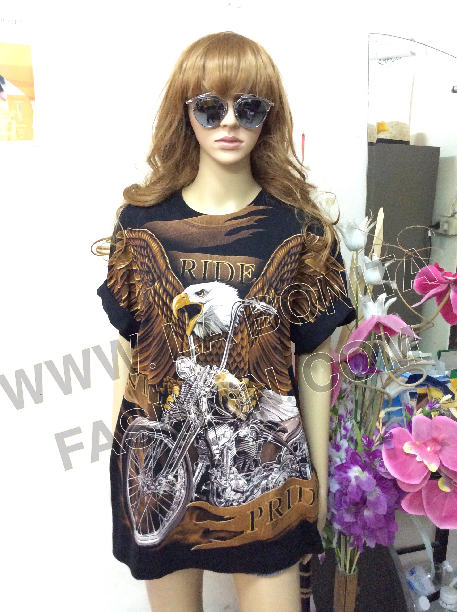 เสื้อยืดคอกลมสีดำ สกรีน3D ลายนกอิทรีกางปีกขับชอปเปอร์ ลายสกรีน3D สวยงาม ดูมีมิติ เสมือนจริง ลายสกรีนรูปนกอินทรีสีน้ำตาลทอง กางปีกผงาดอยู่เหนือชอปเปอร์คันงาม ลายสกรีนสวยเท่ห์มากๆค่ะ