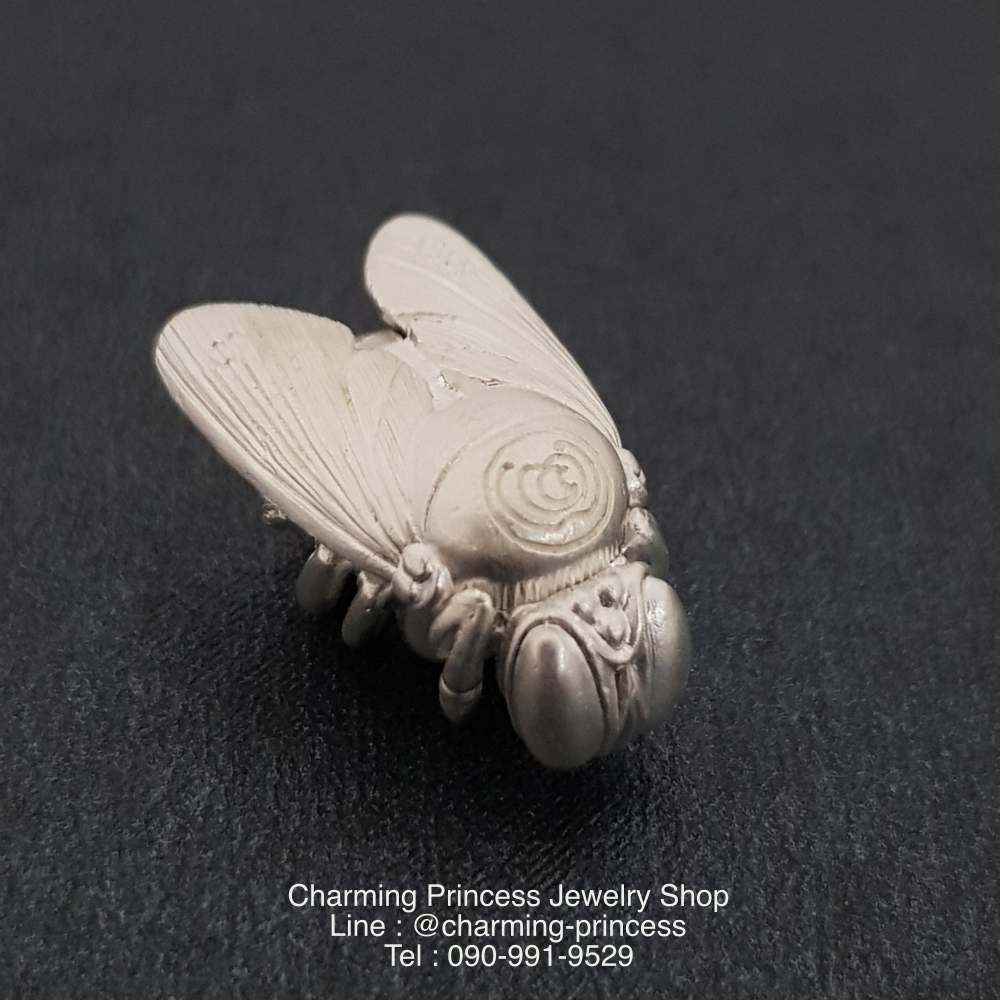 พญาภู่คำ ต่อเงินต่อทอง เนื้อเงิน เครื่องรางของขลังทำพิธีปลุกเสกแล้วคะ พญาแมลงภู่คำนี้ นับเป็นเอกทางโชคลาภ เมตตา ส่งเสริมดวงชะตาให้มั่งคั่ง ทั้งทรัพย์สิน ยศศักดิ์ เป็นที่รักใคร่เอ็นดูของผู้คนทั้งหลาย อีกทั้งยังป้องกันคุณไสยมนต์ดำ