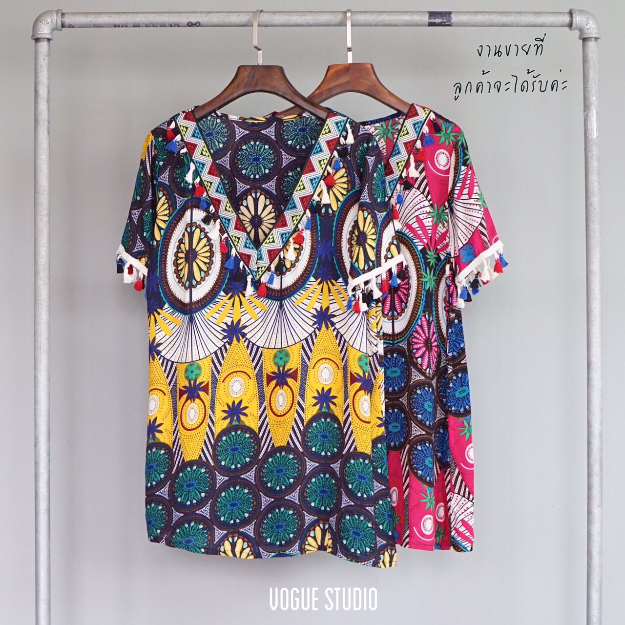 SALE 30%เดรสคอวี ปริ้นลายเก๋ๆ ภาพสีคมชัด สไตล์ bohemian ทั้งตัว เพิ่มลูกเล่นแต่งพู่ที่อกและชายแขน ทรงน่ารักมากคะ เนื้อผ้าดี ใส่สบายสุดๆ