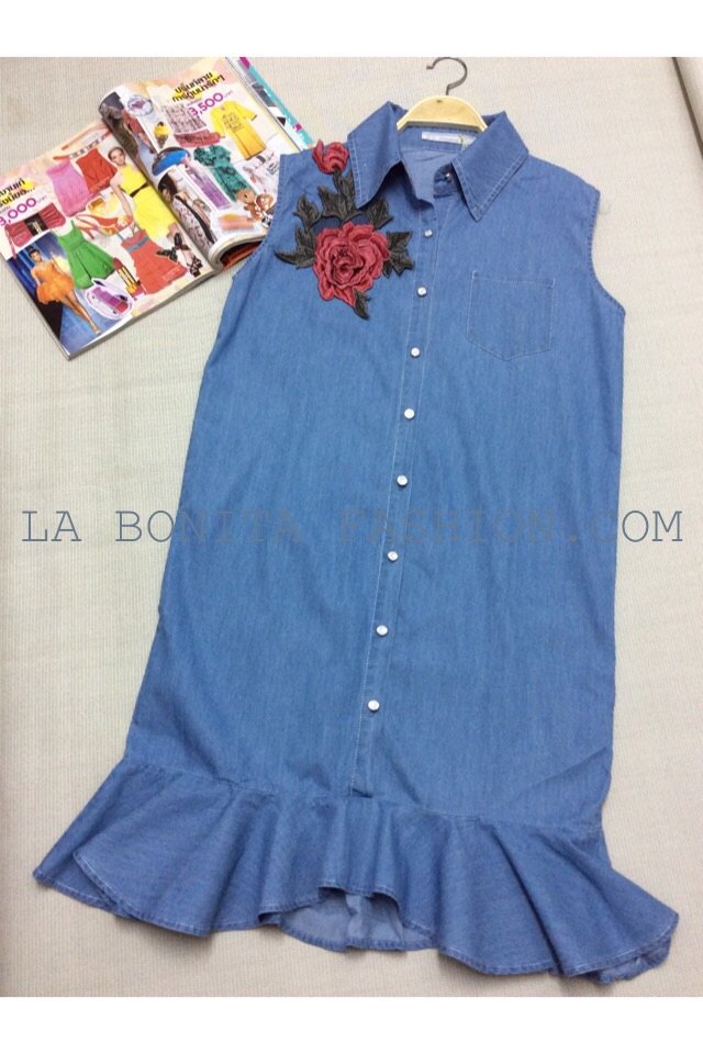 New!! Arrival เดรสยีนส์ผ้ายีนส์นิ่มเนื้อดีค่ะ แต่งชายกระโปรงให้เป็นระบายนิดๆพอน่ารัก ปักดอกกุหลาบสีแดงดอกโต งานปักละเอียด