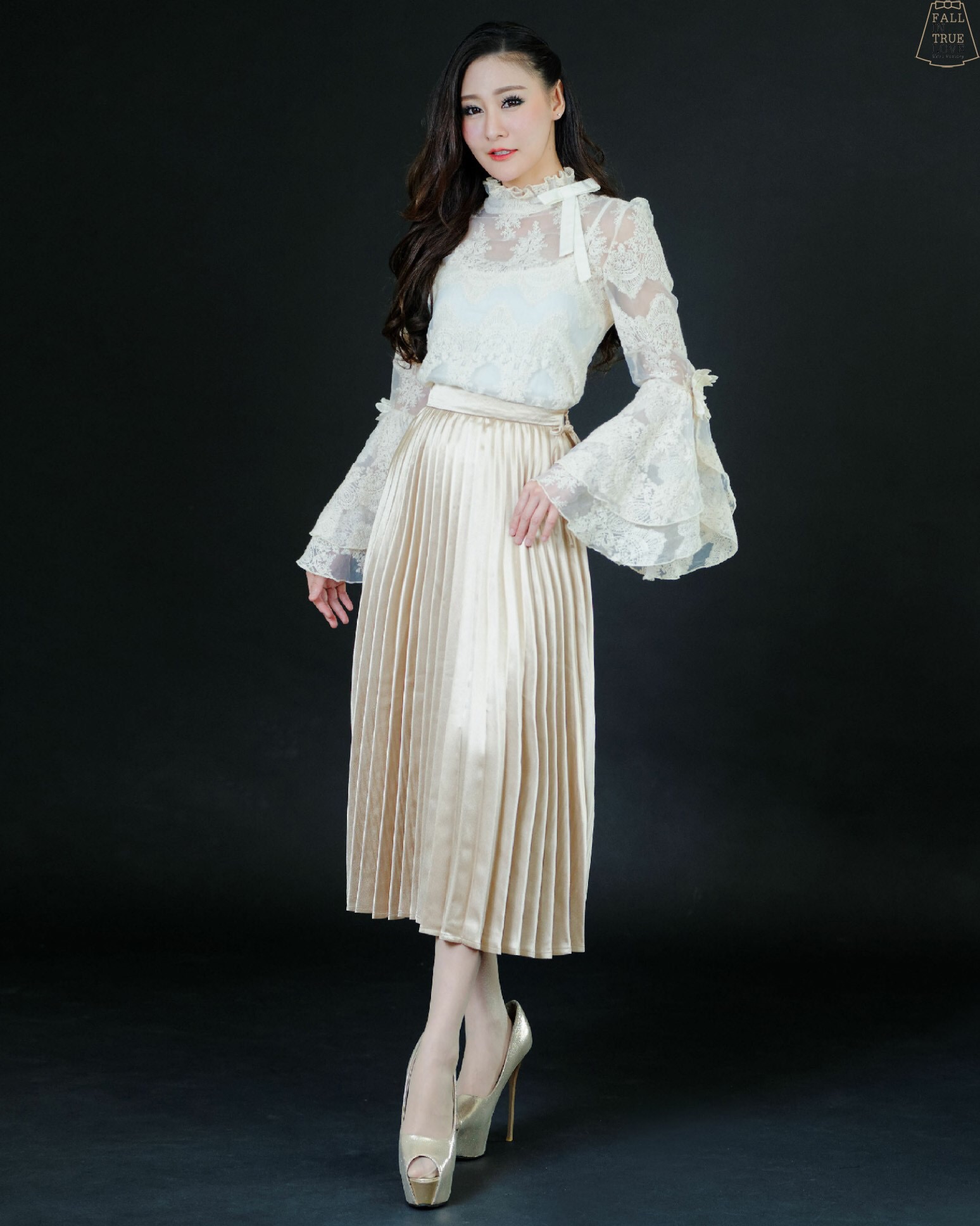 กระโปรงพลีทผ้าไหมเครปซาตินเนื้อดีทรงตรงความยาว 4 ส่วน เป็นกระโปรงทรงเอวสูง ชายกระโปรงยาวเสมอกัน แต่งซิปโลหะสีทองด้านข้าง เหมาะสำหรับใส่ออกงานได้ทั้งงานเช้า มี3 สีสวย