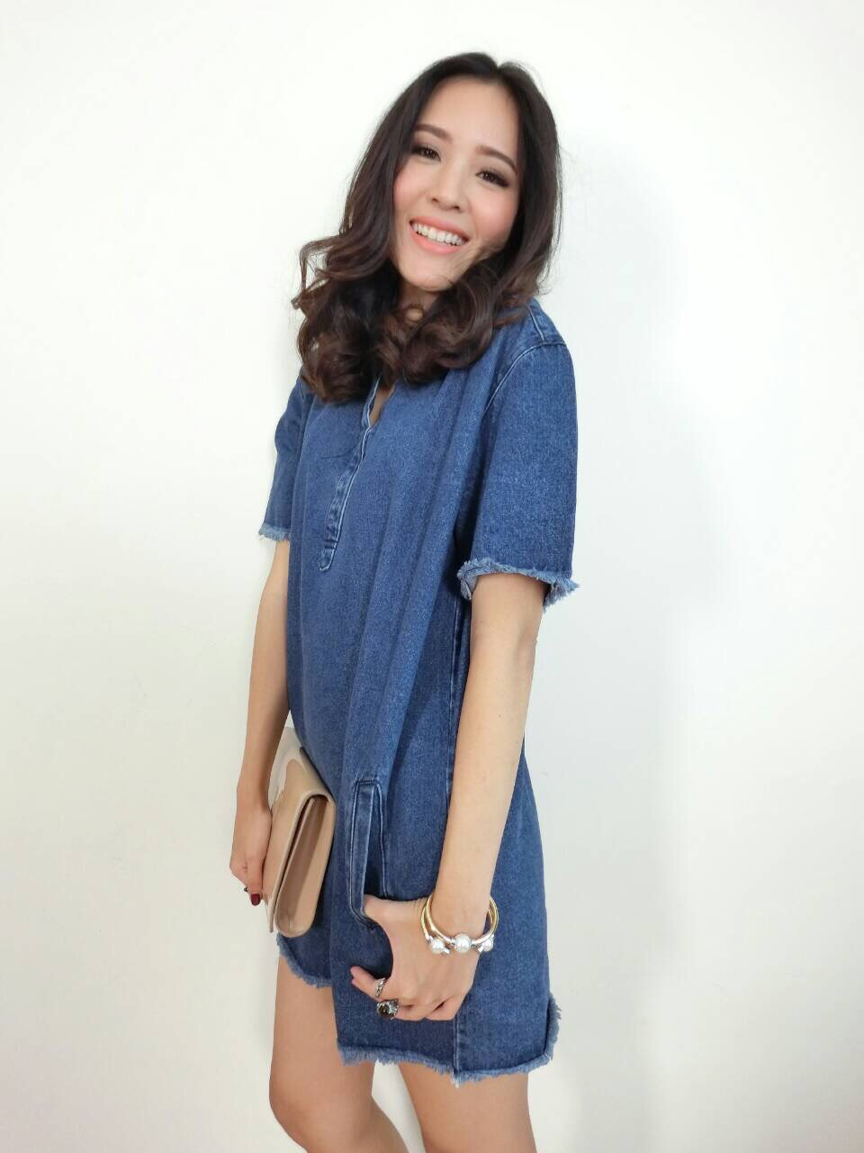 Nanda Denim Dress เดรสผ้ายีนต์เนื้อขึ้นรูป ทรงoversize ตอนนี้เกาหลีกำลังฮิตมากๆค่ะทรงนี้ ใส่สวย-สบาย-ง่ายตัวเดียวอยู่
