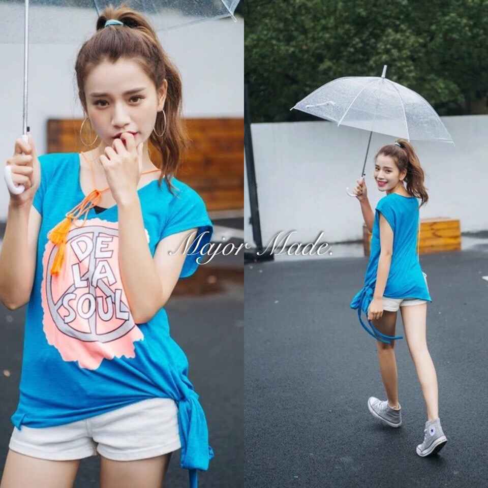 เสื้อยืดแขนกุด แต่งพู่สีส้มช่วงคอ ผูกโบว์ข้าง ดูโดดเด่น สีสันหลากหลาย เนื้อผ้ายืดหยุ่นได้ดี ใส่สบาย เหมาะกับวันชิวๆจ้า