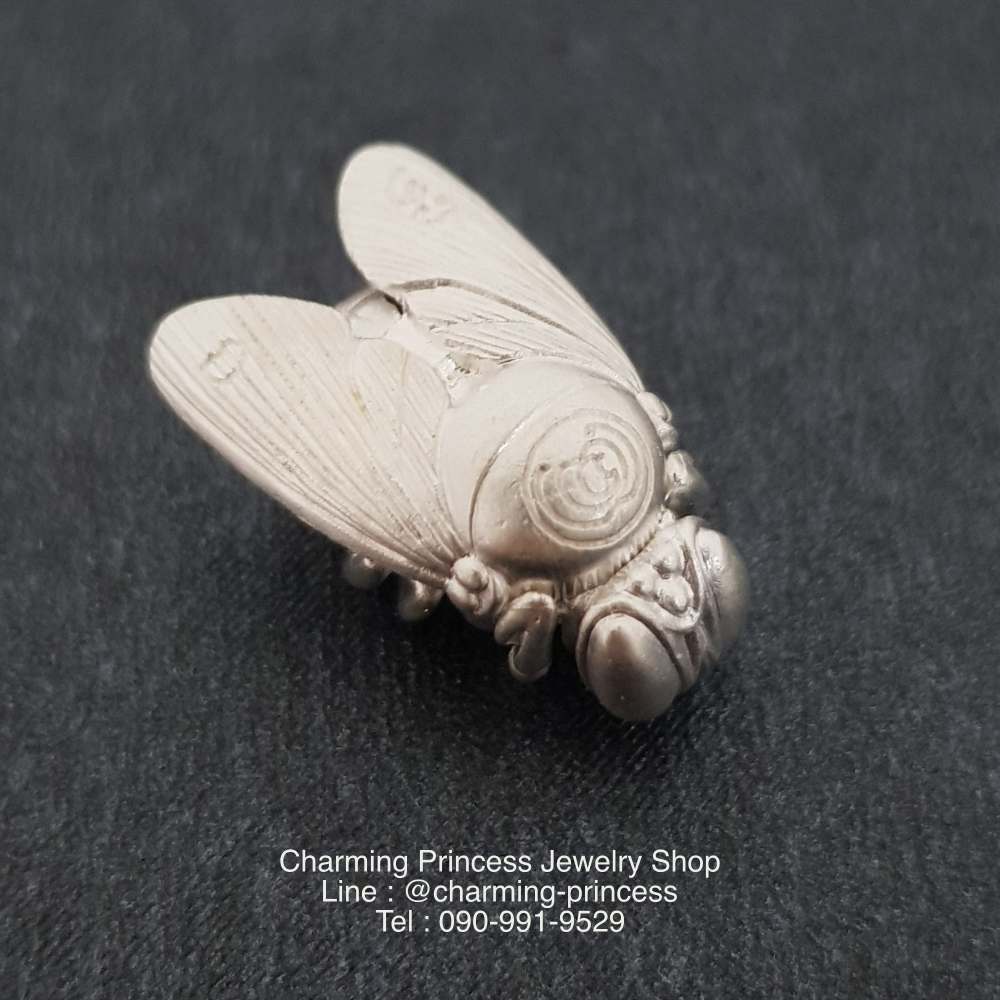 พญาภู่คำ ต่อเงินต่อทอง เนื้อเงิน เครื่องรางของขลังทำพิธีปลุกเสกแล้วคะ พญาแมลงภู่คำนี้ นับเป็นเอกทางโชคลาภ เมตตา ส่งเสริมดวงชะตาให้มั่งคั่ง ทั้งทรัพย์สิน ยศศักดิ์ เป็นที่รักใคร่เอ็นดูของผู้คนทั้งหลาย อีกทั้งยังป้องกันคุณไสยมนต์ดำ