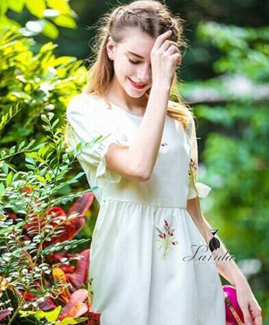 มินิเดรสงานผ้าcottonเนื้อดี ปักลายดอกไม้เป็นกอๆ งานปักละเอียด เนื้อผ้ามีลายในตัวดูมีlayer สีสันสวยงาม ดีไซน์แขนตุ๊กตา