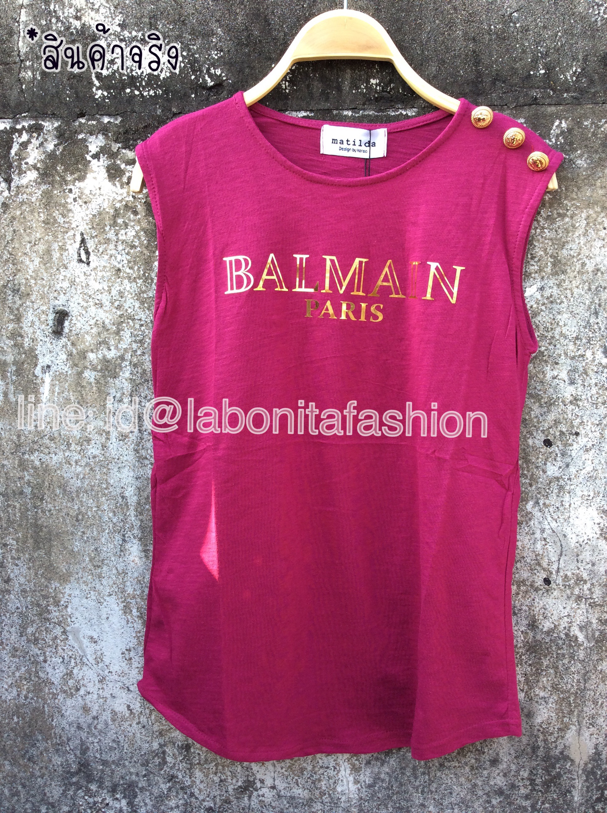 เสื้อกล้ามแขนกุดแต่งคอกลมค่ะ งานสุดชิคเก๋ไก๋ที่ไม่ควรพลาดจ้ะ ด้านหน้ามาพร้อมงานสกรีนลายเป็นคำว่า Balmain ค่ะ เนื้อผ้าดี สวมใส่สบายมากๆ