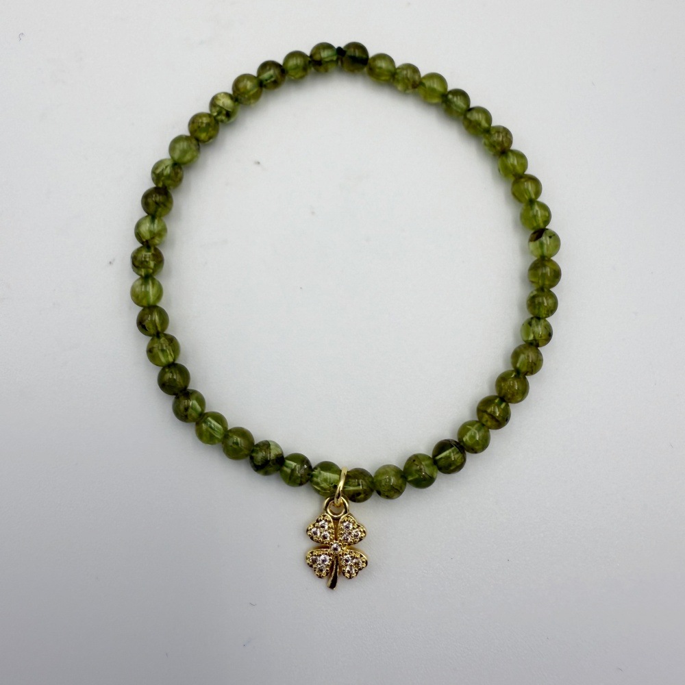 Peridot เพอริดอต 4 มม ร้อยพร้อมใบโคลเวอร์ พลังแห่งโชคลาภ ความสุข และการเริ่มต้นสิ่งใหม่อย่างสดใส