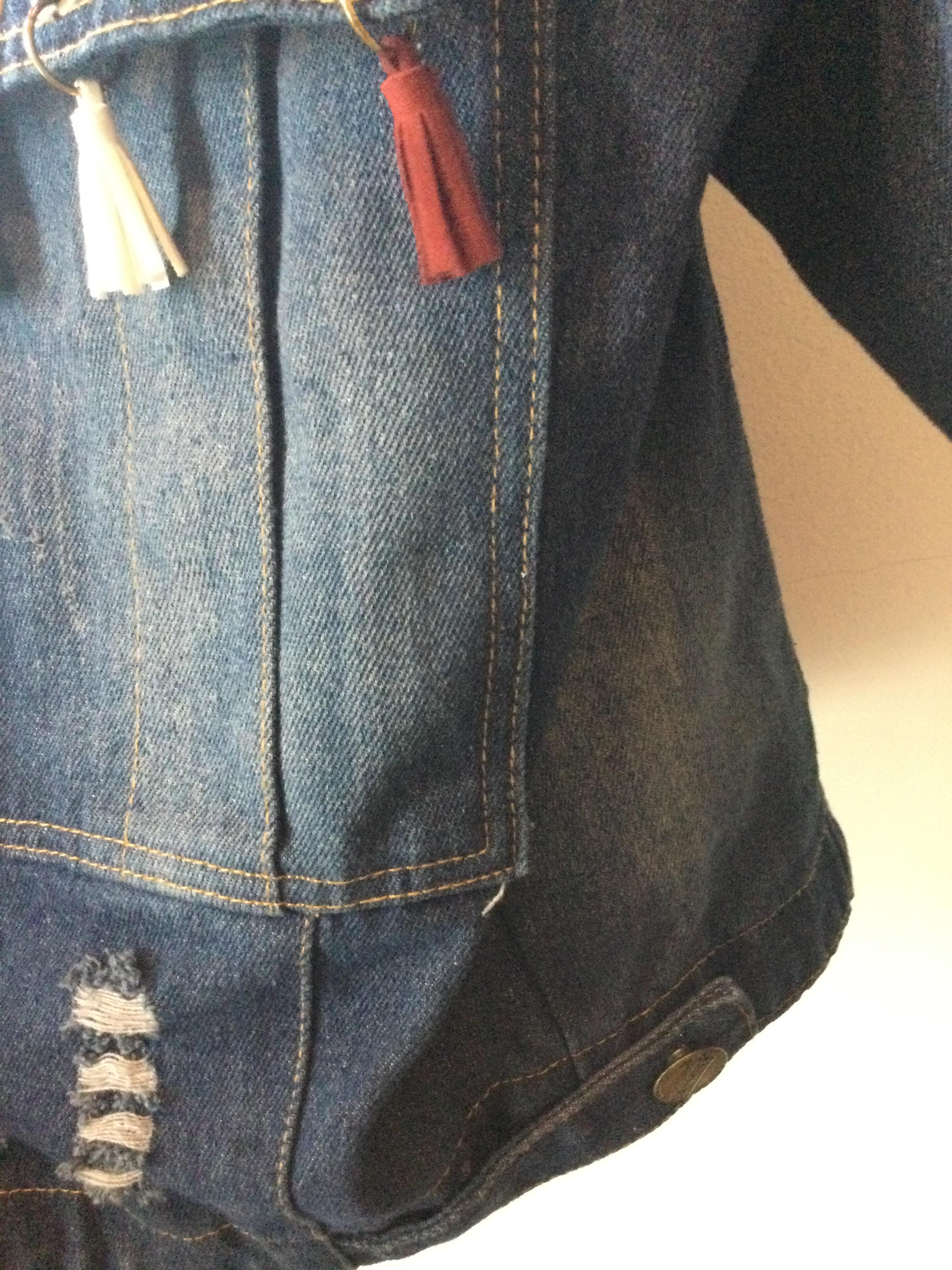 เสื้อยีนส์ แจ็คเก็ตยีนส์สีเข้ม กระเป๋าแต่งพู่หนังน่ารักๆ