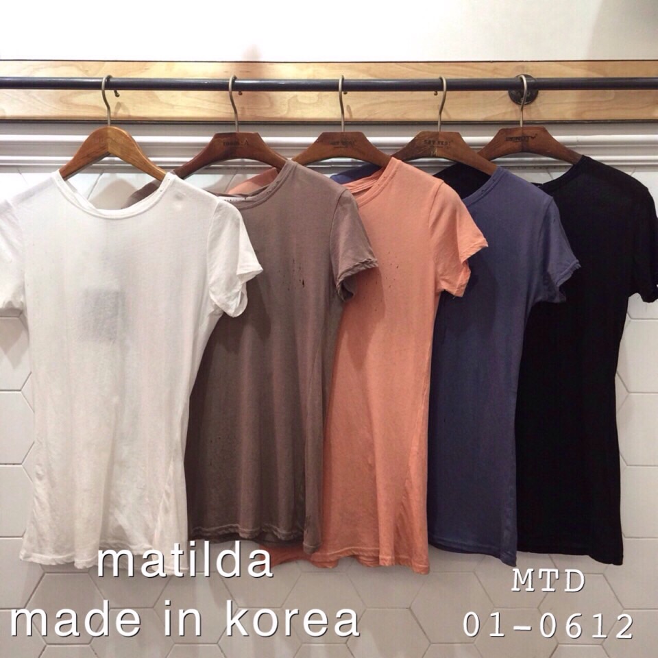 Janesuda T-shirt เสื้อยืดเจนสุดา ดีเทลของตัวเสื้อโดดเด่นด้วย การออกแบบรอยขาดๆรอบตัวเสื้อค่ะ เก๋ไก๋มากๆ