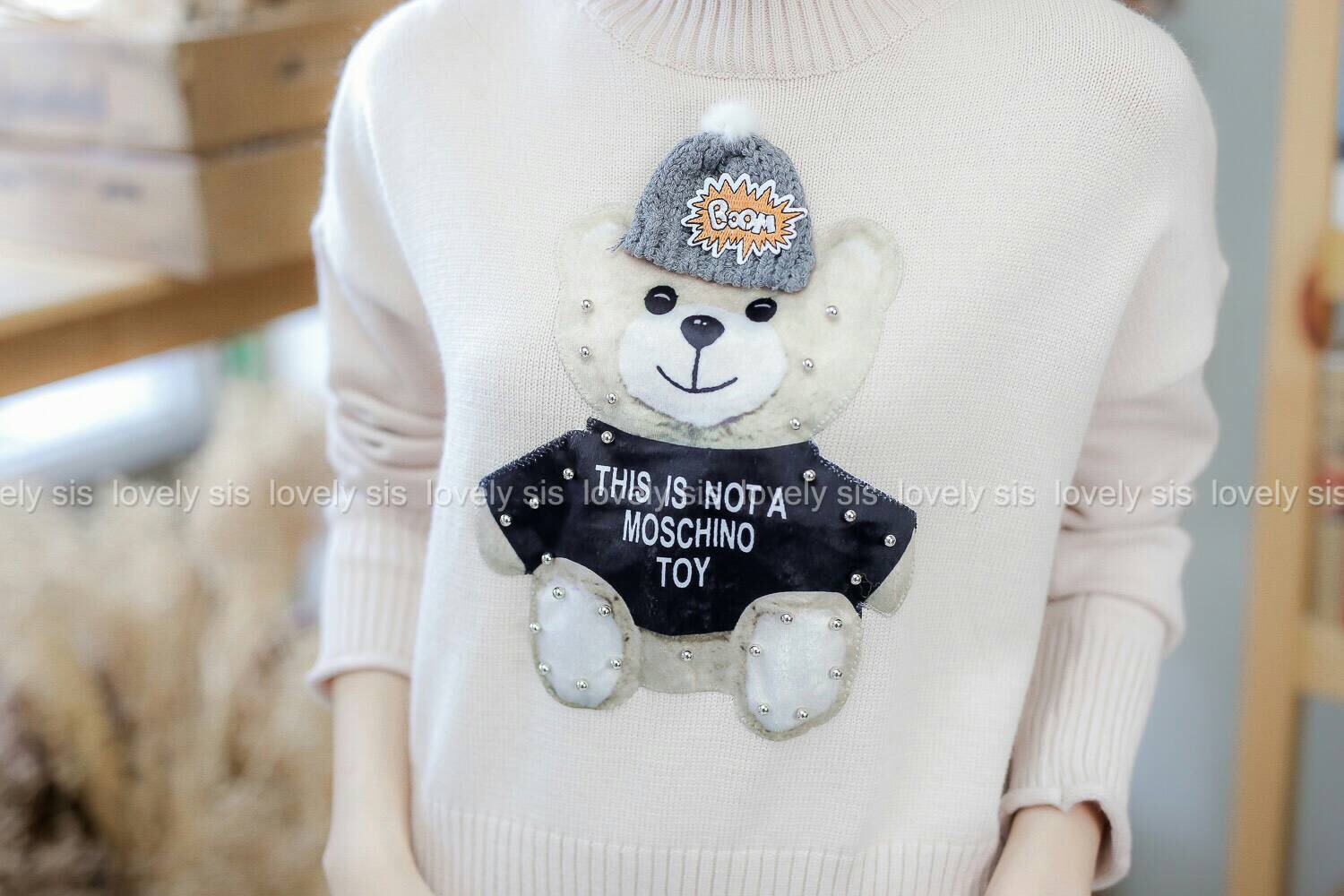 เสื้อไหมพรมแขนยาวคอเต่า งานปักน้องหมี แต่งหมุด แบรนด์ Moschino น่ารักมากๆค่า ตัวหมีดีเทลละเอียด ติดหมวกมีปอมน่ารัก เนื้อผ้าก็นุ่ม ใส่อุ่น งานเกรดดีค่า แนะนำๆเลยตัวนี้