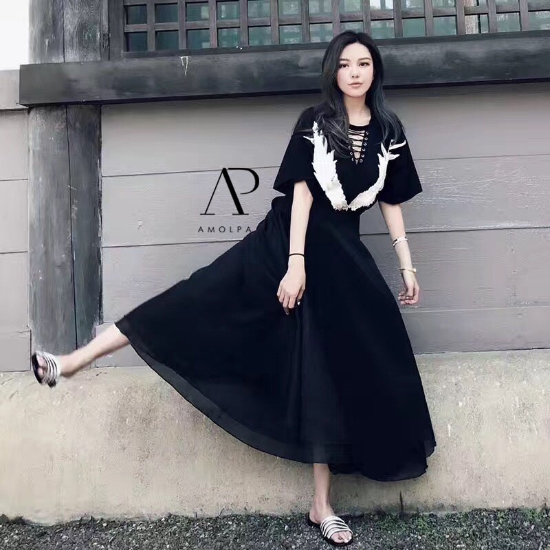 เสื้อฺปักปีกนกสีขาวแซมมุข งานปักแน่นมาก ขนไม่หลุดแน่นอนค่ะ ช่วงอกแต่งเชือกสานไขว้ไปมา ดูเก๋แบบมีสไตล์ ใส่แล้วดูแพง ดูดี ไม่โหล จะแมทซ์กับอะไรก็ดูดีไปหมด ห้ามพลาดเลยค่ะ