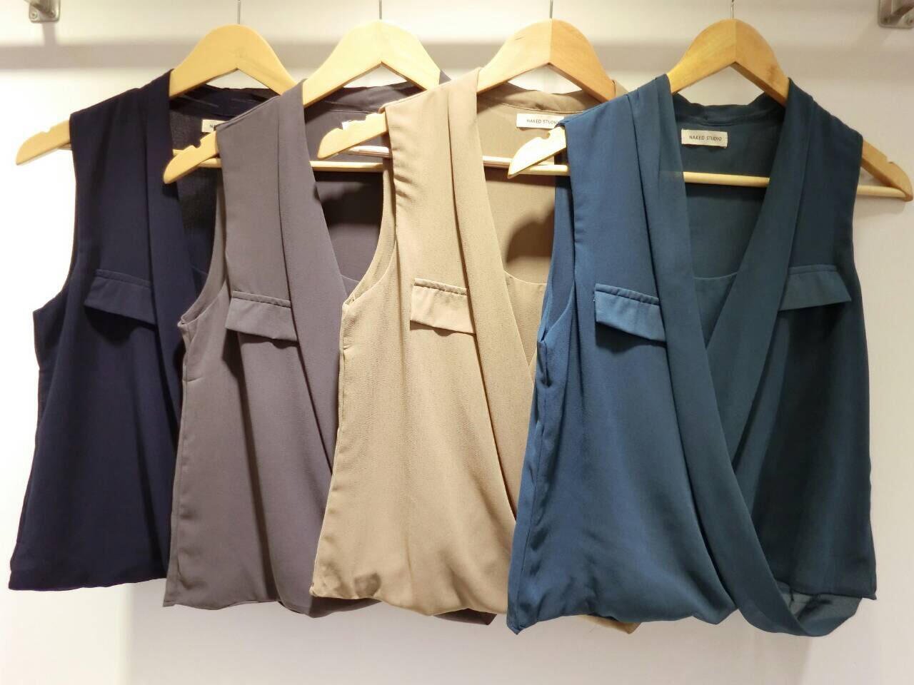 Crossing Gem Blouse (ONLY @Naked Studio) เสื้อแขนกุดทรงผ้าถ่วงหน้า ทรงสวย เรียบหรูค่ะ