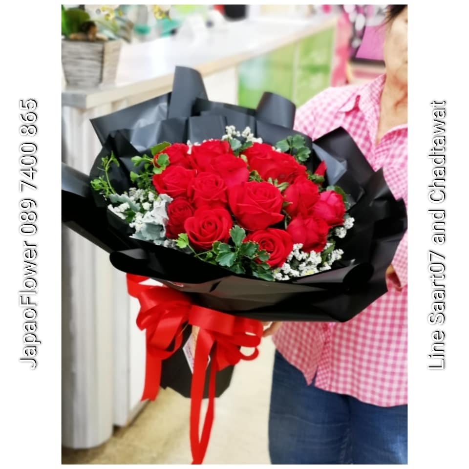 ช่อกุหลาบสีเแดง ห่อด้วยกระดาษดำ ทรงกลม