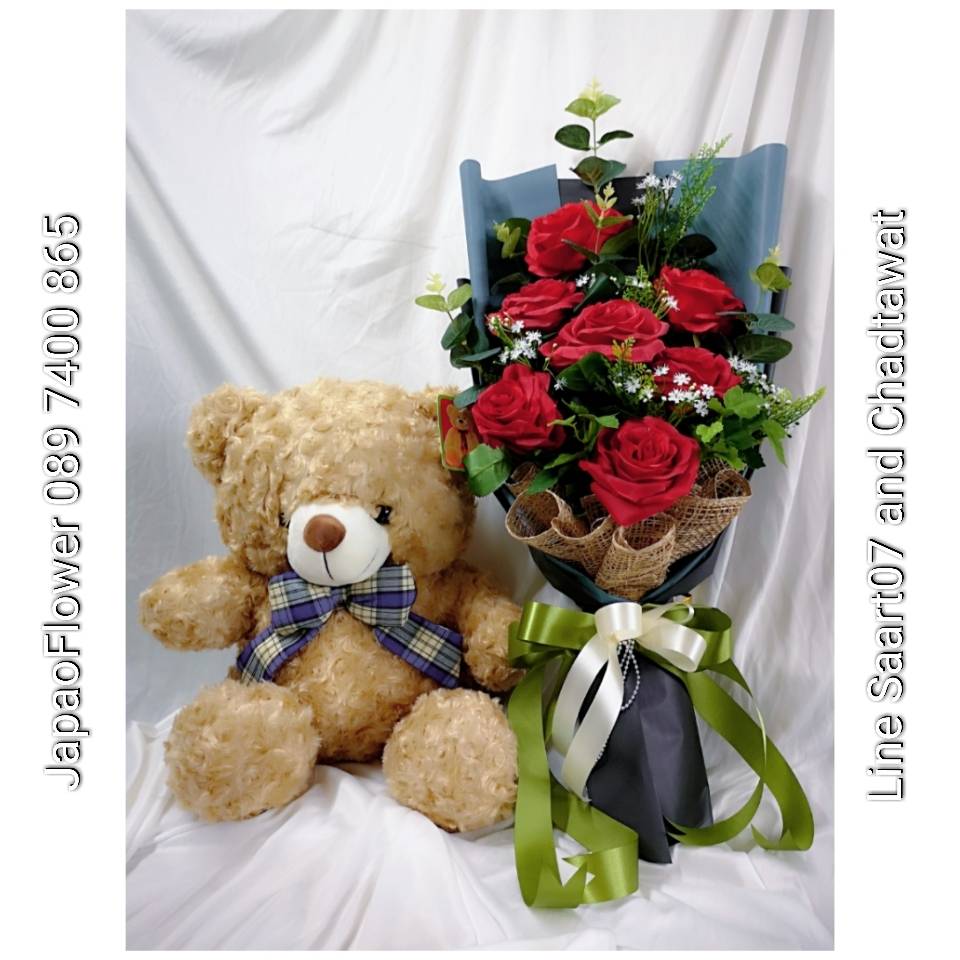 ช่อดอกกุหลาบแดง ทรงสูง พร้อมตุ๊กตาหมี