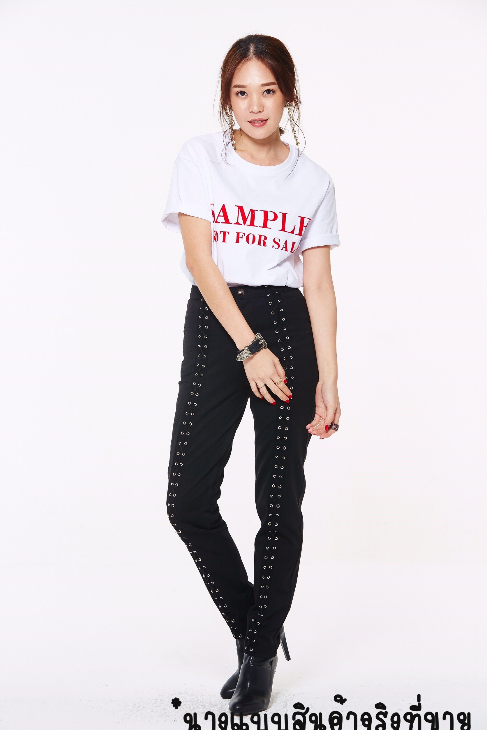 Tight Up Pants กางเกงสกินนี่ สีดำ ดีเทลสานไขว้หน้า เข้ารูปทรงสวย ตามที่นางแบบใส่ค่ะ แบบกำลังฮิตสุดๆนะคะ เนื้อผ้าดีมีน้ำหนักเกรดขึ้นห้างเลยค่ะ ห้ามพลาดนะคะ