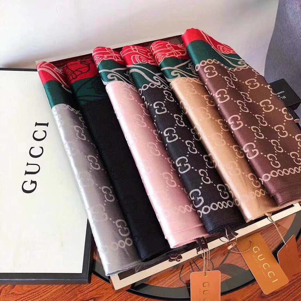 ผ้าพันคอ ผ้าคลุมไหล่ GUCCI รอบนี้มาเป็นเซ็ทของขวัญสุดหรูพร้อมกล่องและถุงกระดาษ
