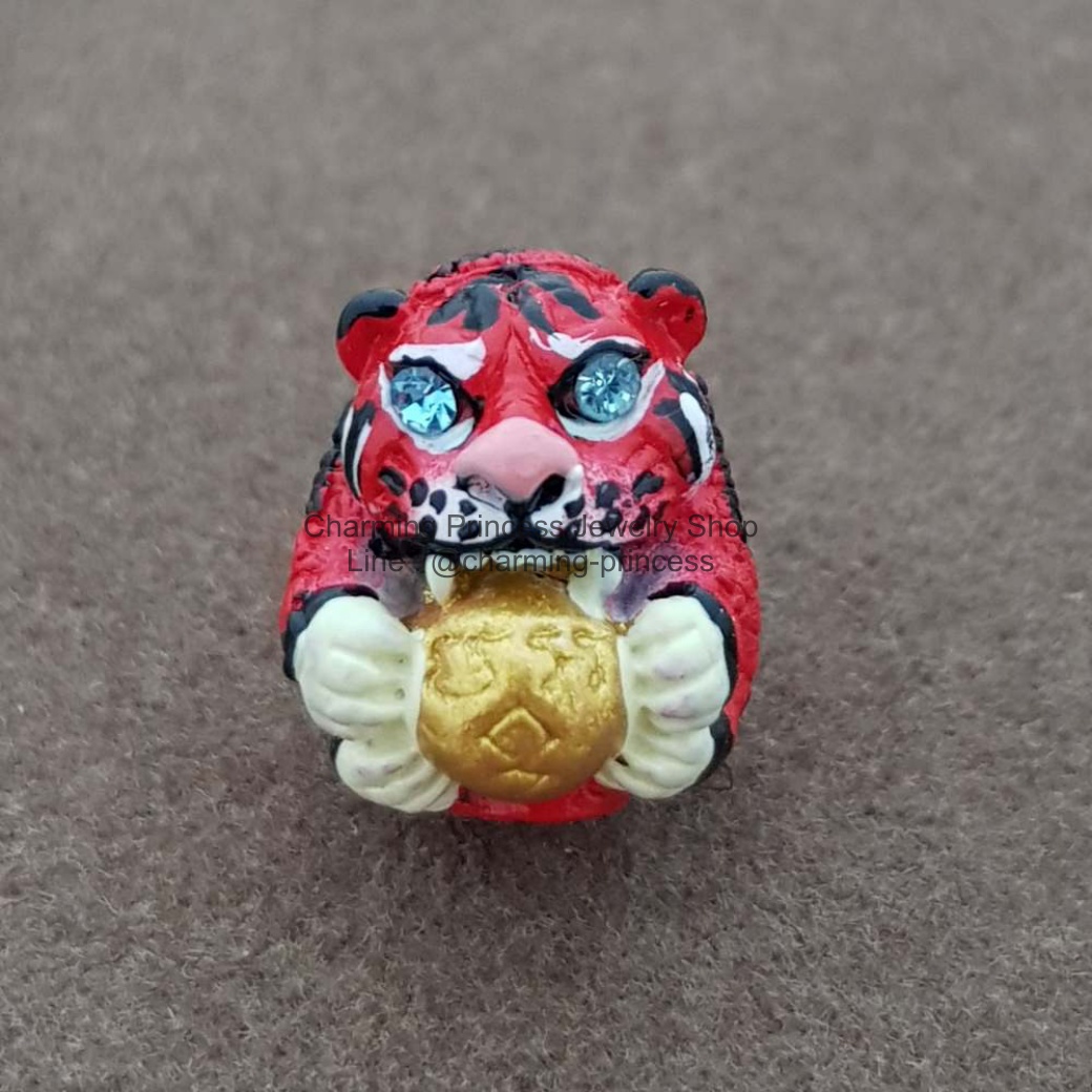 ลูกอมเจ้าพญาเสือ โภคทรัพย์ รุ่นบูชาครู หลวงพ่อเปิ่น วัดบางพระ นครปฐม เนื้อโลหะเพ้นส์สีแดง
