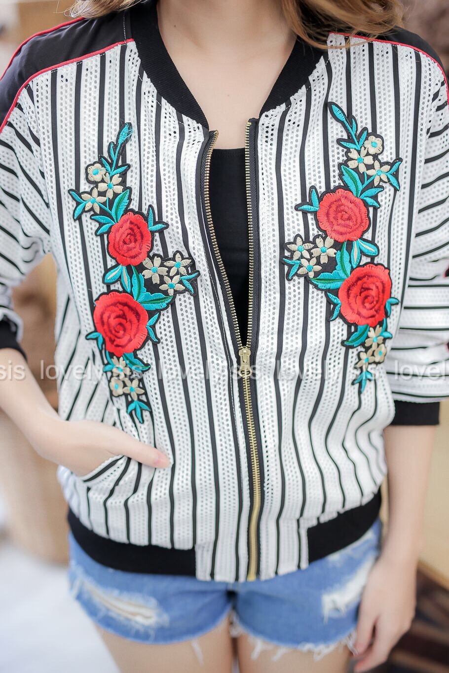 แจคเก็ตแขนยาว งานสวยมากค่า แต่งซิปหน้า งานปักลายดอกกุหลาบสวยงาม แต่งแถบสีดำช่วงด้านข้างและด้านล่าง ผ้าเนื้อดี ใส่คลุมได้ตลอดจ้า