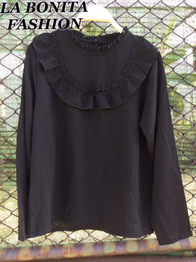 เสื้อสีดำจับจีบคอแต่งระบายสวยๆแบบคุณเต้ยใส่ ผ้าไม่หนา แต่ก็ไม่บางมากนะคะ ผ้าใส่สบาย ระบายอากาศได้ดี ใส่แล้วไม่ร้อนค่ะ เนื้อผ้าทิ้งตัวดี งานสวยค่ะ