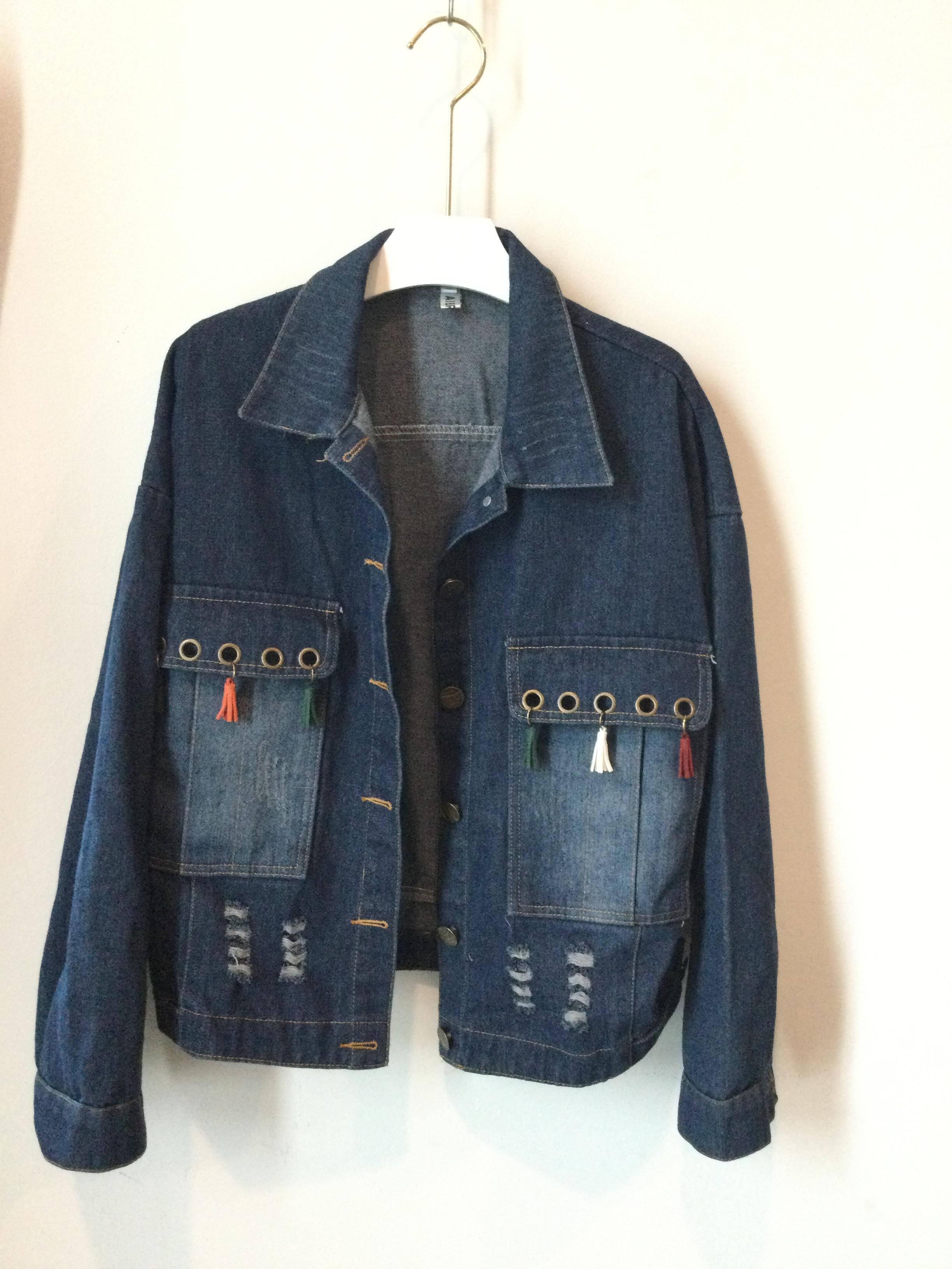 เสื้อยีนส์ แจ็คเก็ตยีนส์สีเข้ม กระเป๋าแต่งพู่หนังน่ารักๆ