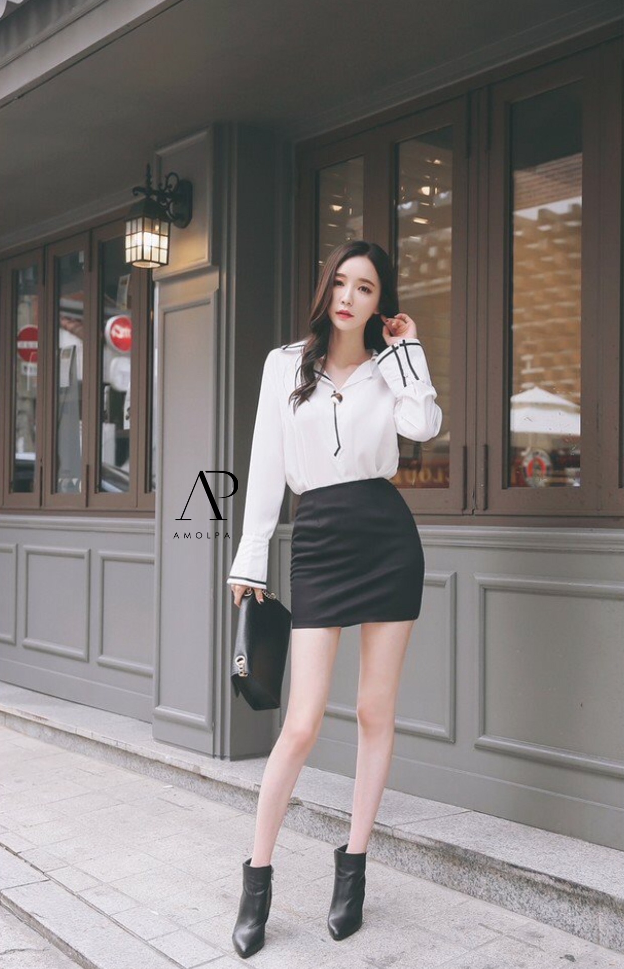 เสื้อเชิ้ตสไตล์เก๋ ที่คู่ควรกับคุณๆ ดีไซต์แขนบาน ปลายแขนปักหมุดอะไหล่สีเงินอย่างดี เนื้อผ้าชีฟองผ้าเนื้อละเอียด ลื่น มีน้ำหนัก ปลายแขนบานผ่า เดินริบบิ้นสีตัด ประดับกระดุมเม็ดใหญ่ สวยเก๋ใส่ง่าย ใส่สบายมากๆ รับรองตัวนี้ไม่ผิดหวัง จัดเลยจ้าา