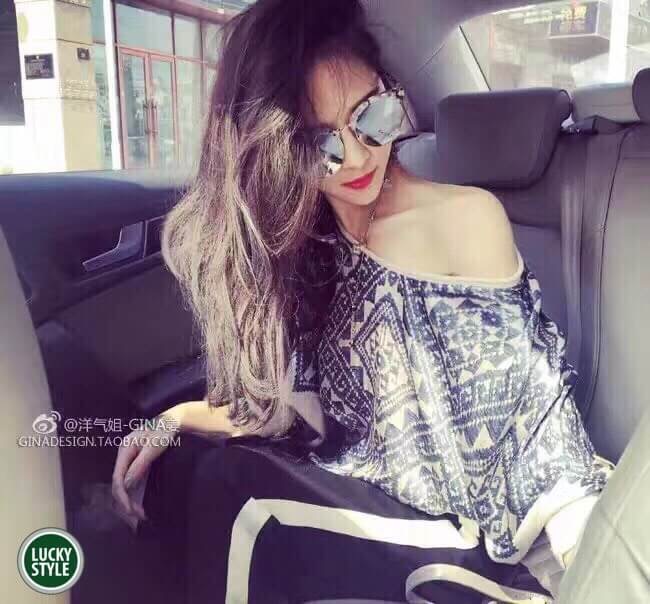 เสื้อทรงoversize ผ้าไหมซาตินปริ้นลาย ผ้าเนื้อดีมากๆค่ะ เนื้อนุ่มไม่ใช่เนื้อกรอบยับง่าย จั้มข้อมือ ใส่แบบเปิดไหล่คู่หรือเดี่ยวได้ค่ะ