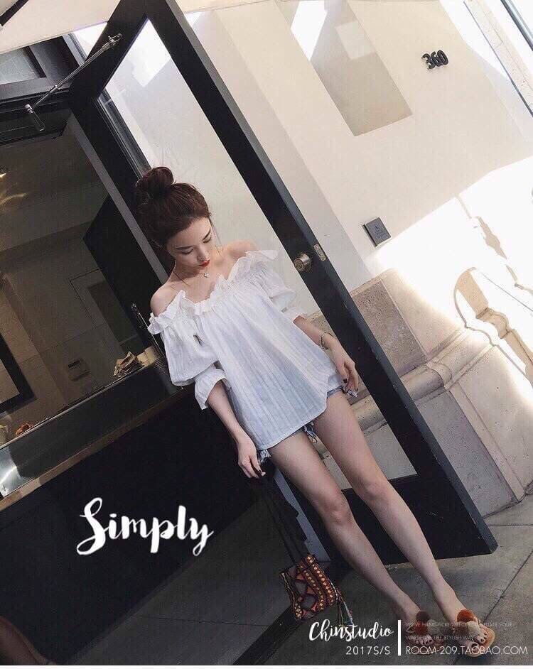 เสื้อปาดไหล่ แขนจั้ม แต่งลอนระบายน่ารักๆที่อกและแขน เนื้อผ้าดีมากกก แมตซ์กับอะไรก็น่ารัก งานสวย ใส่ออกมาน่ารักตามแบบเป๊ะเลยค่า