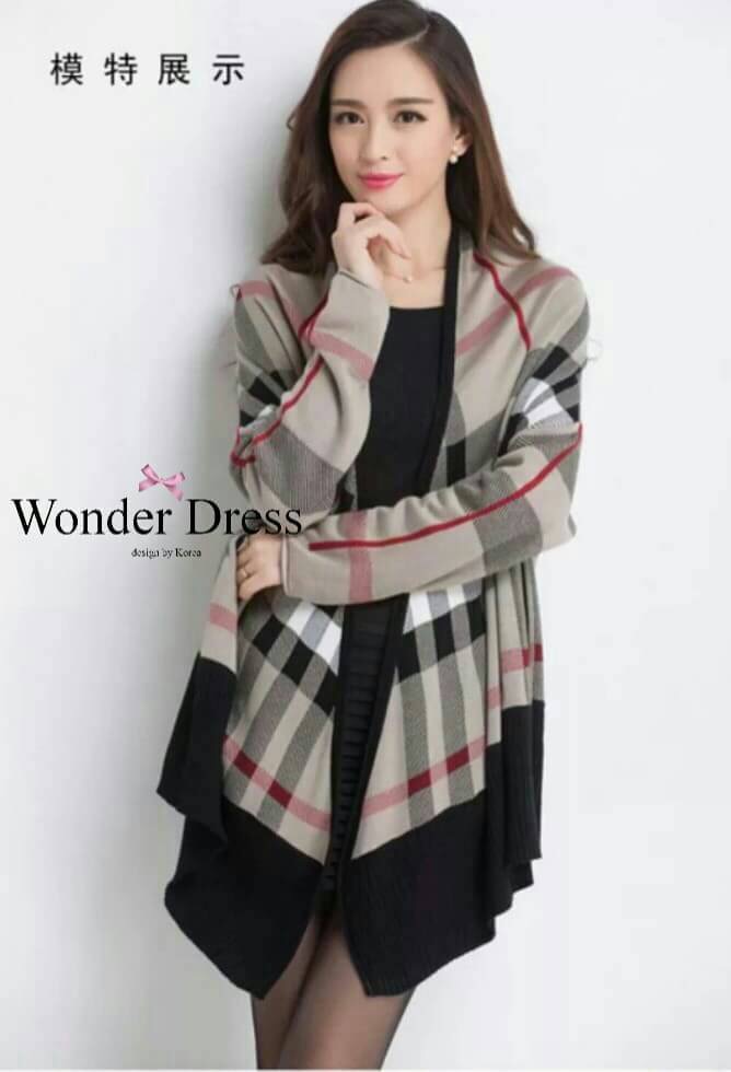 เสื้อคลุมไหมพรมแบรนด์Burberry ที่ตอนนี้เป็นที่นิยมมากค่ะ ทางร้านเลือกใช้ไหมพรมเนื้อดี ทักแน่น มีน้ำหนัก โดดเด่นด้วยลวดลายแบรนด์ดัง และการเก็บขอบสีดำงานสวยมากค่ะแมทซ์ได้กับทุกชุดเลยค่ะ