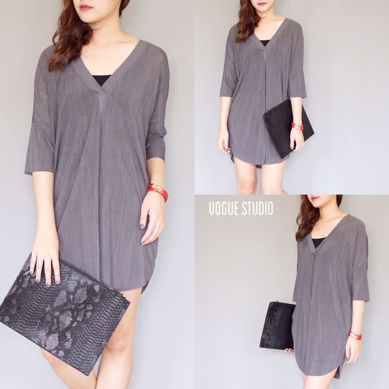 เดรสอัดพลีทถี่ คอวี ทรงไหล่ตก หน้าสั้นหลังยาว ใช้ผ้าอัดพลีทอย่างดี เนื้อนิ่ม ใส่สบาย มาพร้อมเสื้อซับในแยกชิ้น ทรงสวย ดูแพง ชุดเดียวอยู่คะ