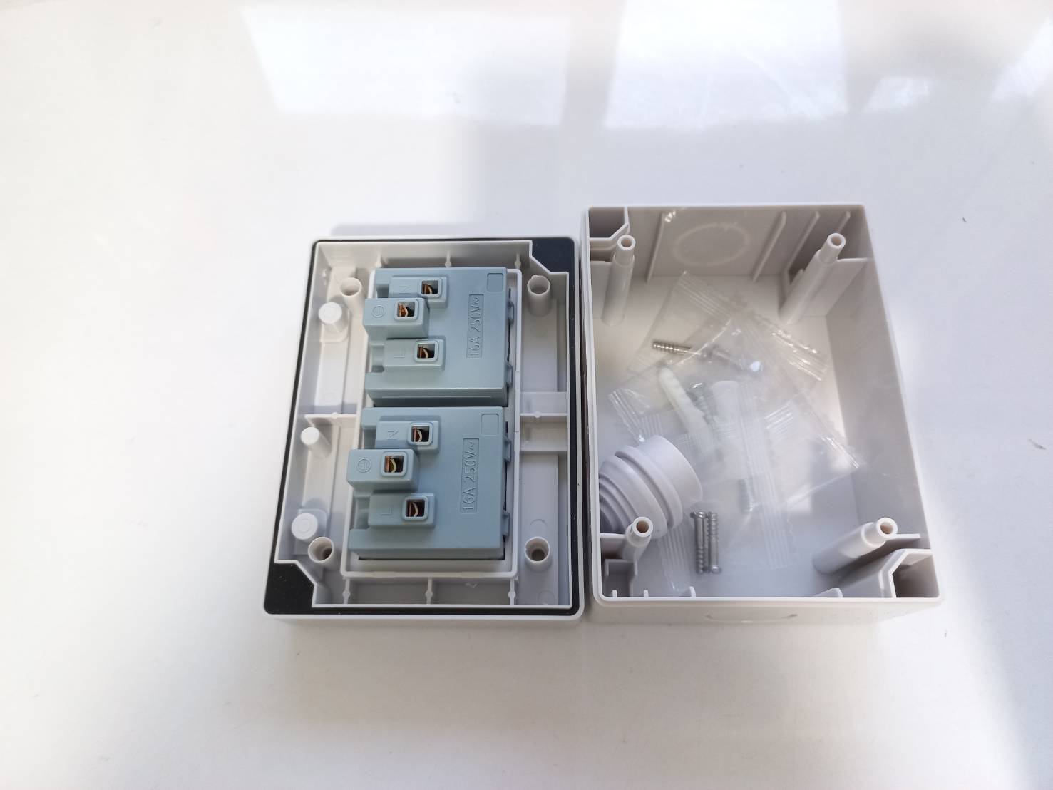 OT170 ปลั๊กไฟกันน้ำ 2 ช่อง 220V/16A