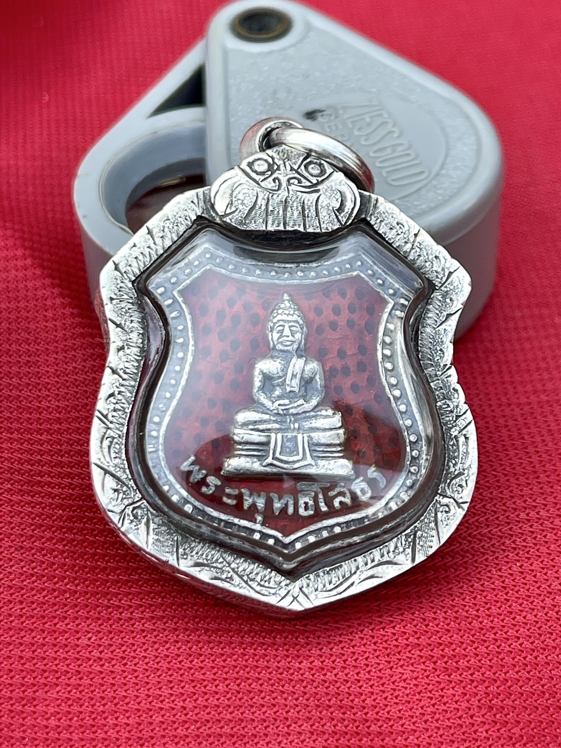 หลวงพ่อโสธร เนื้อเงินลงยาสีแดงรุ่นแรก ปี2498 บล็อก5จุด หลังเข็มกลัด