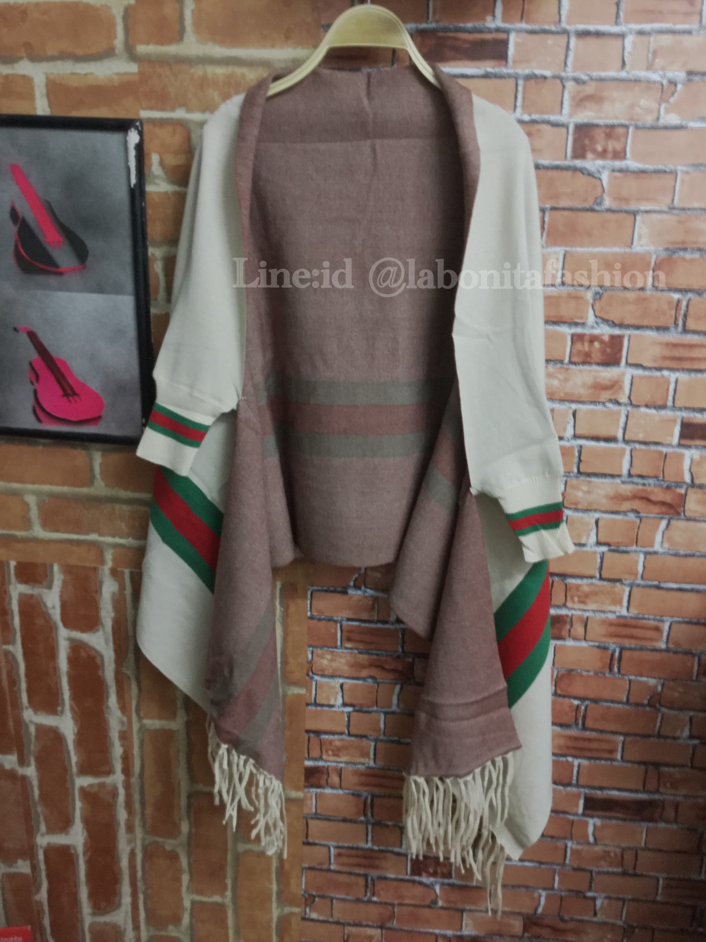 เสื้อคลุมแนวโบฮีเมี่ยนช่วงปลายแขนจั้มเนื้อผ้าถักทอแน่นไม่ย้วยงานคุณภาพเกรดพรีเมี่ยมสามารถใส่เข้าใด้กับทุกชุดงานสวยไม่ซ้ำใครใกล้หน้าหนาวแล้วสั่งไว้เลยจร้า