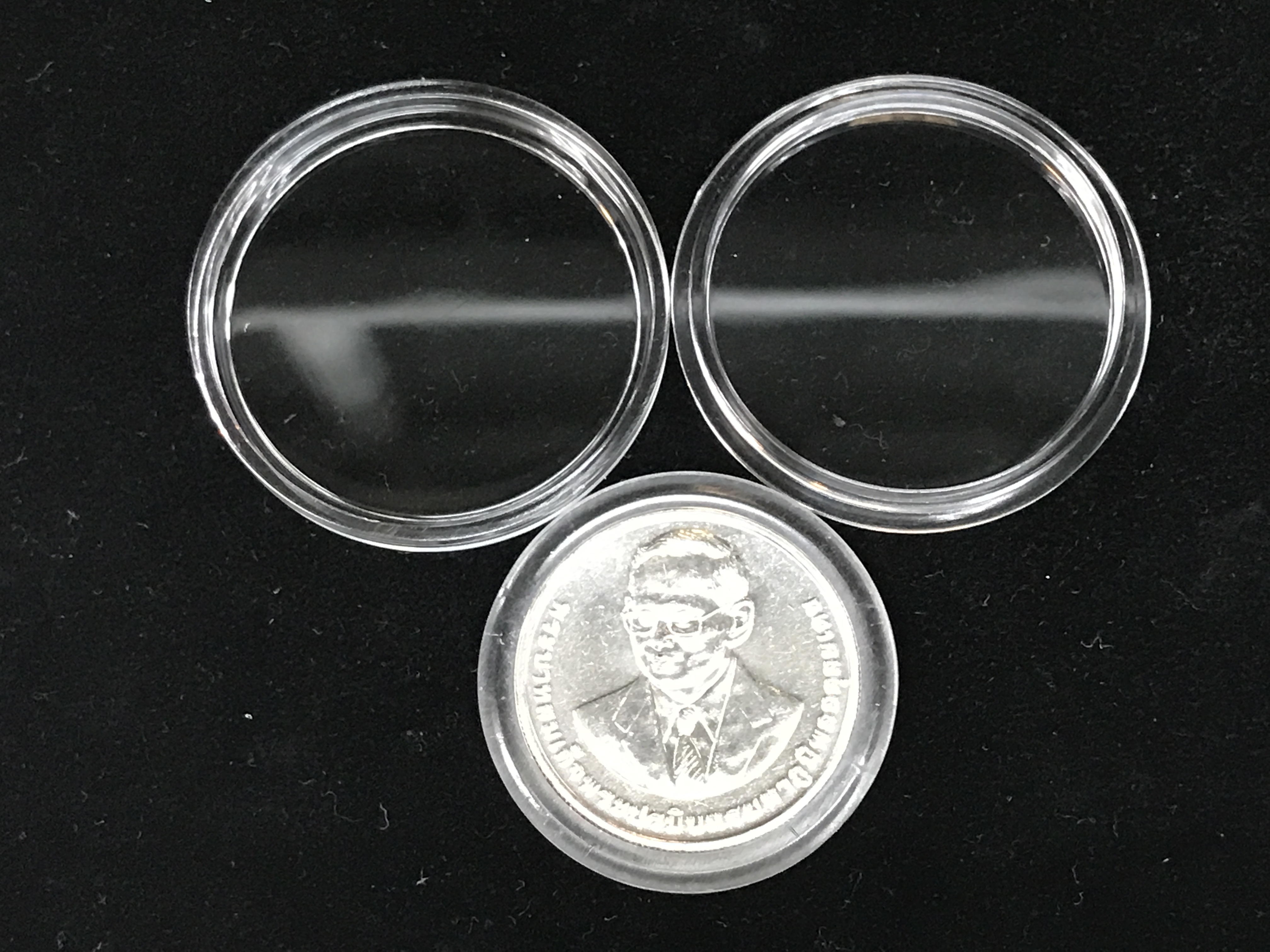 ตลับใส่เหรียญอะคลีลิค ขนาดมาตรฐาน ใส่เหรียญได้ตั้งแต่ขนาด 17-37 mm. ราคาต่อชิ้น