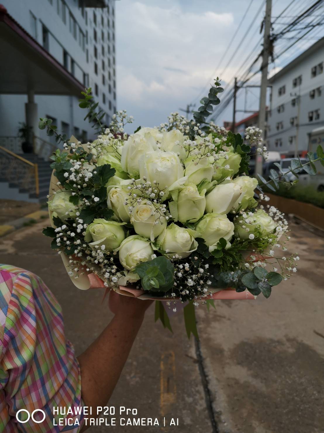 ช่อดอกกุหลาบสีขาวขอแฟนแต่งงาน