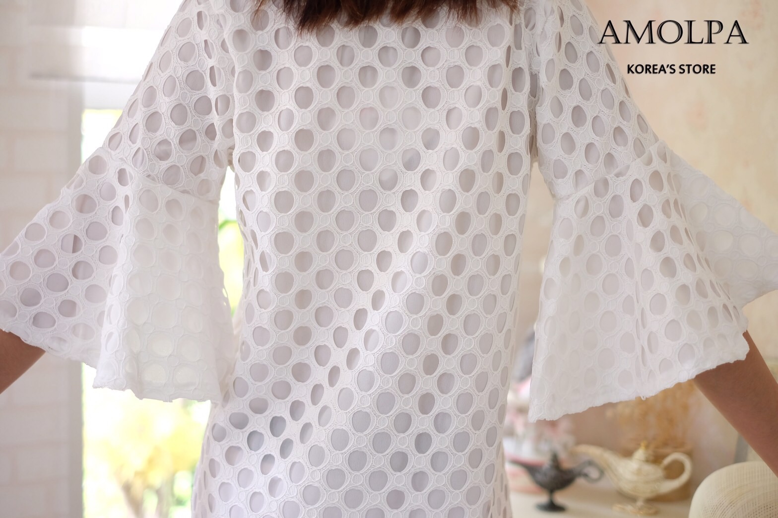 เดรสลูกไม้สีขาวแขนกระดิ่ง