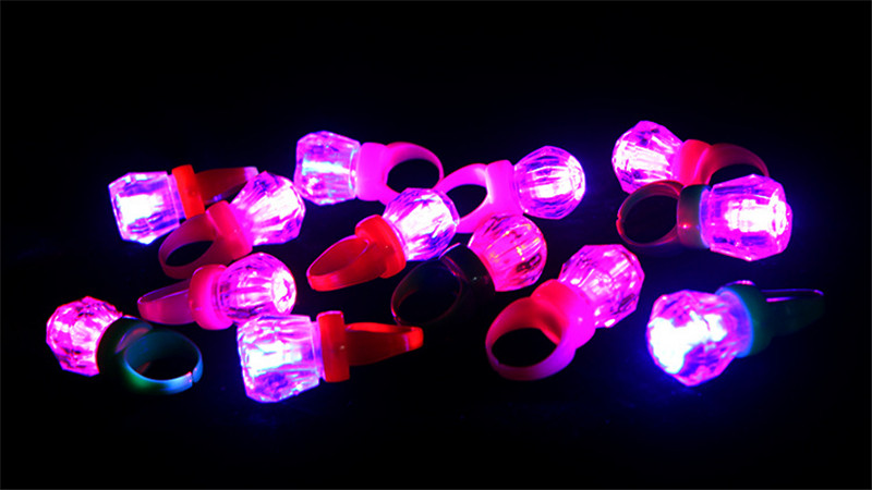 แหวนเพชรมีไฟ LED กระพริบ