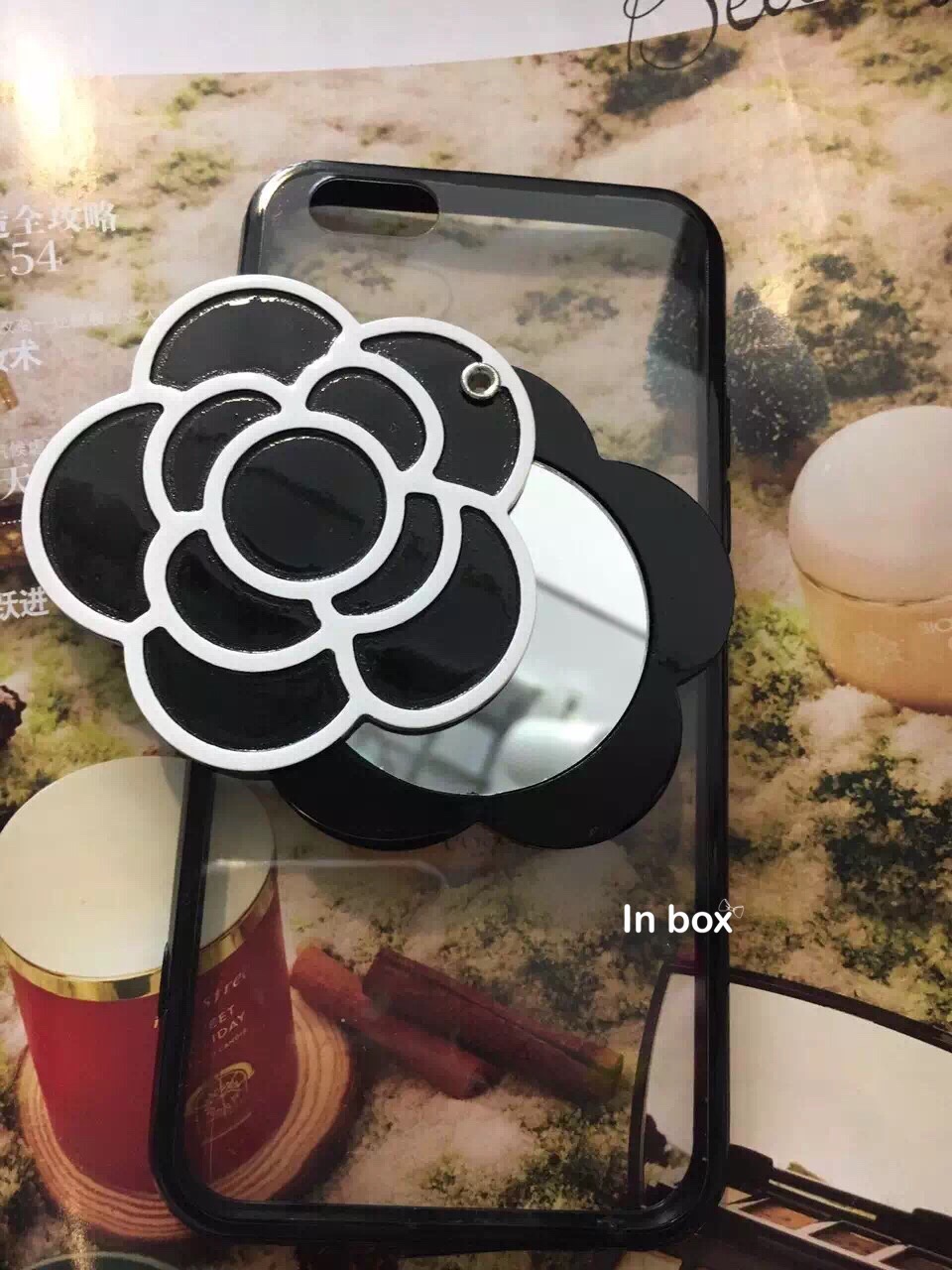 เคส i phone ลายชาแนลรุ่นใหม่ล่าสุด แต่งดอกคามิเรียตามแบบฉบับชาแนล ที่ดอกไม้มีกระจกเก๋ๆ งานสวยเว่อๆค่ะ