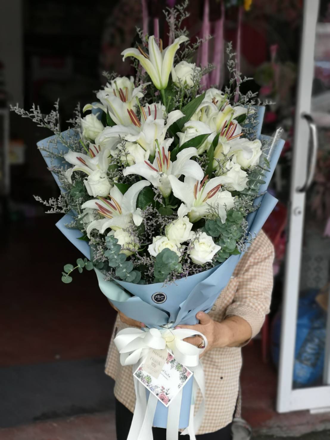 ช่อดอกกุหลาบแซมลิลลี่ สำหรับเซอร์ไพรส์แฟน