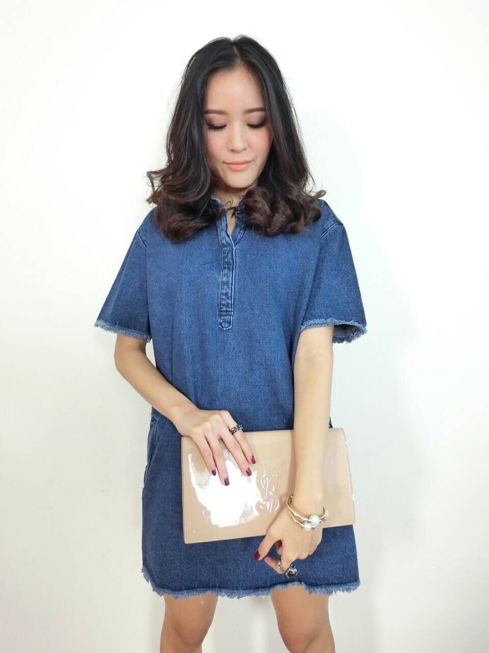 Nanda Denim Dress เดรสผ้ายีนต์เนื้อขึ้นรูป ทรงoversize ตอนนี้เกาหลีกำลังฮิตมากๆค่ะทรงนี้ ใส่สวย-สบาย-ง่ายตัวเดียวอยู่