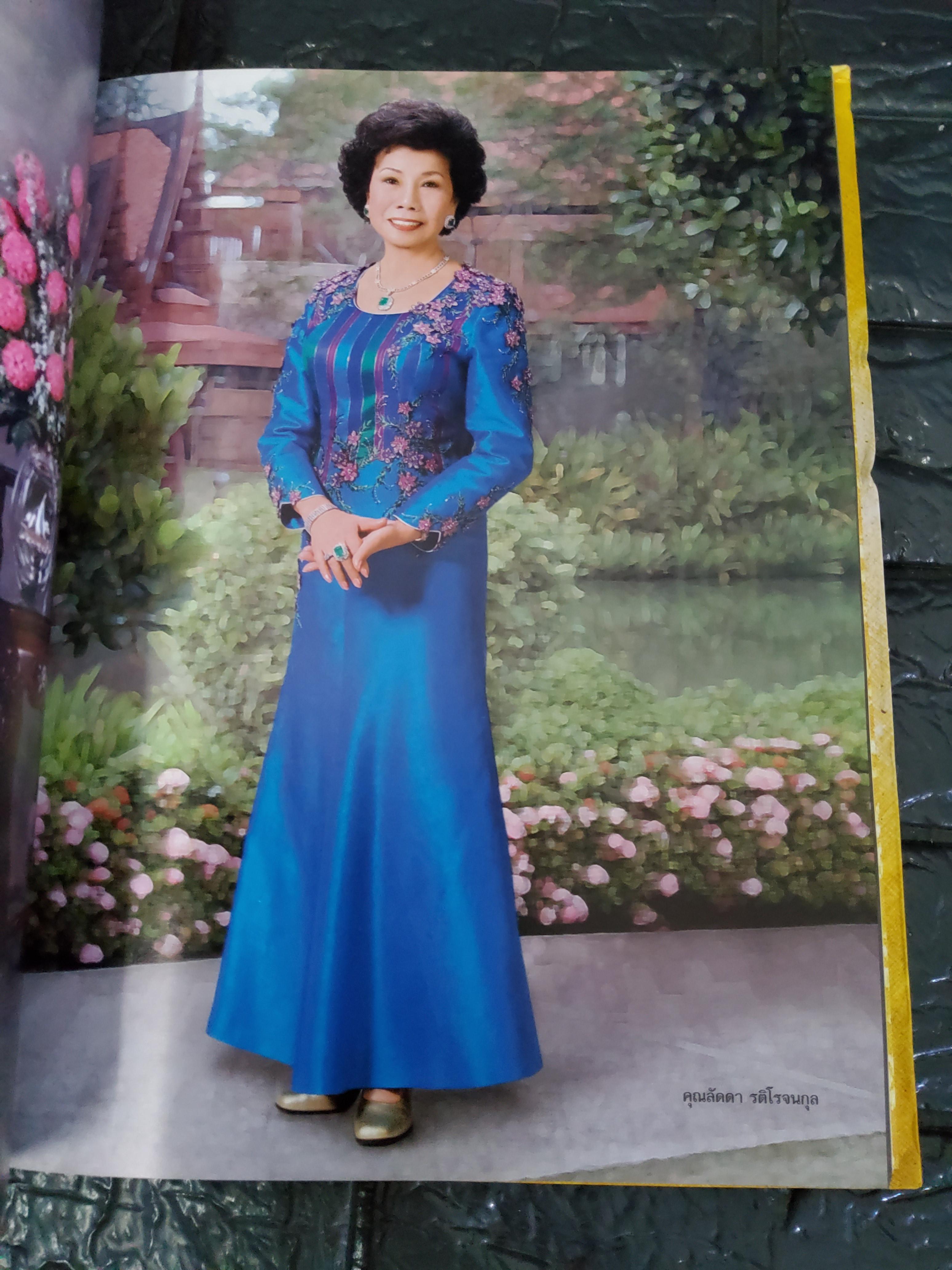 ชุดผ้าไทย เทิดพระเกียรติ 72 พรรษา มหาราชินี ปกแข็ง