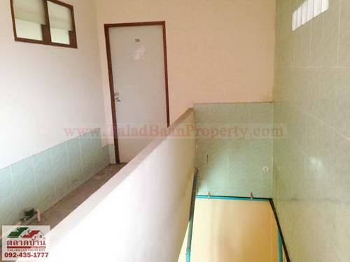 หอพัก 4 ชั้น ตึกน้ำ ซ.บ้านสวน-สุขุมวิท 24/1 แยกชลชาย ถ.สุขุมวิท ต.บ้านสวน อ.เมือง ชลบุรี ทำเลดีมาก ติดถนน มีห้องน้ำในตัวทุกห้อง ชั้นล่างค้าขายดี