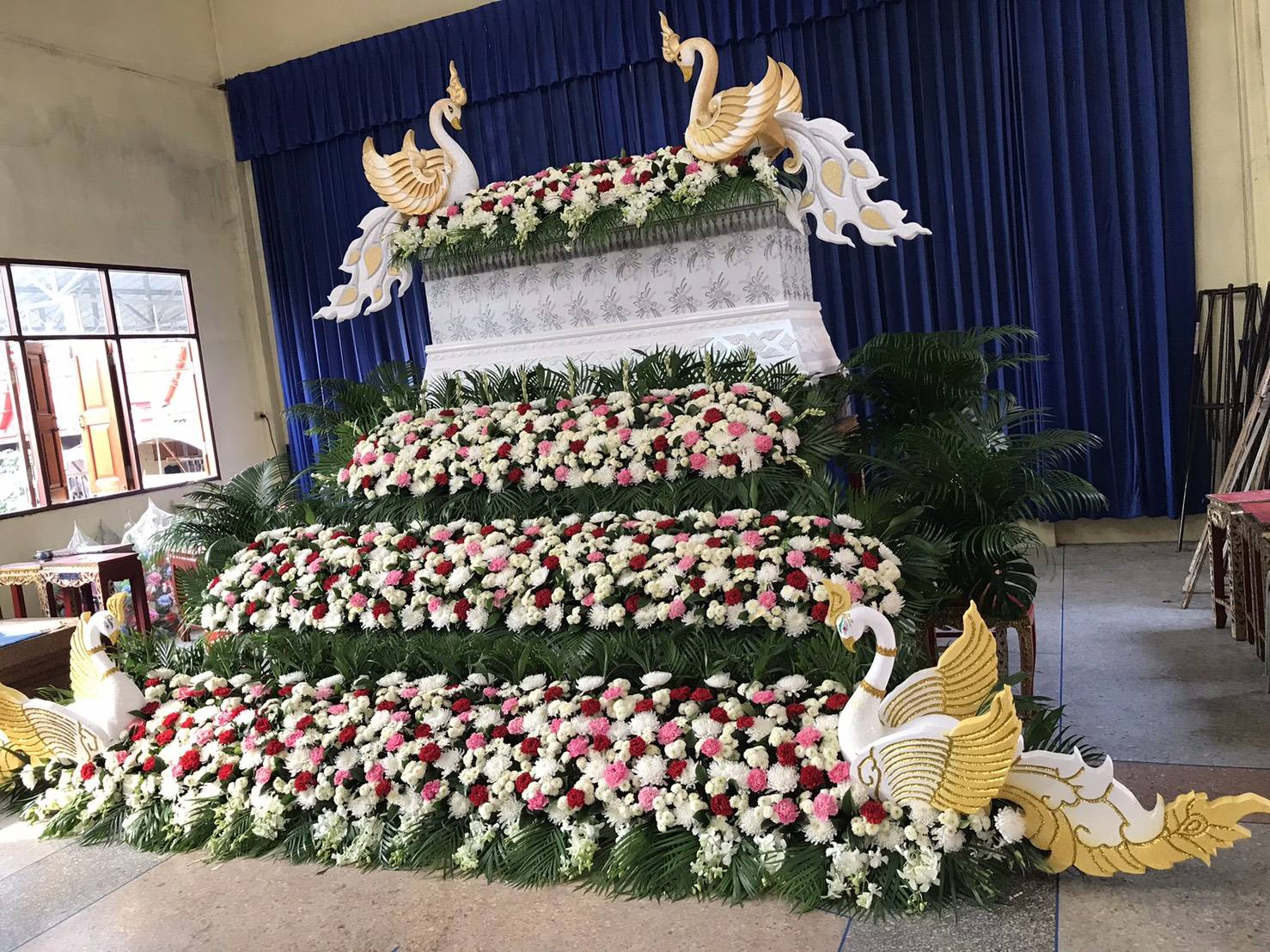 ดอกไม้ประดับหน้าหีบศพ แบบสวน โทนสีชมพู