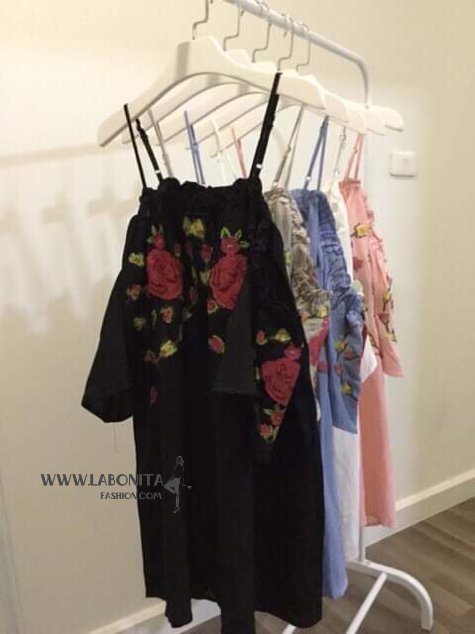 เดรสโบฮีเมียน เดรสสายเดี่ยวมีแขนปักลายดอกไม้สไตล์โบฮีเมียน