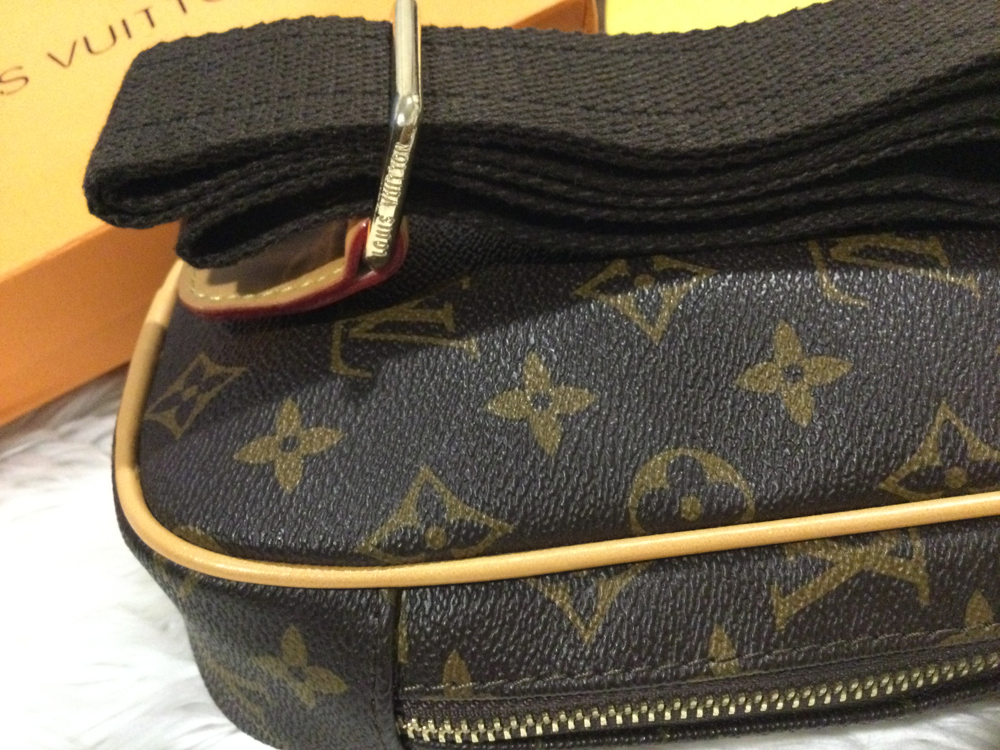 กระเป๋าคาดอก กระเป๋าลายหลุยส์