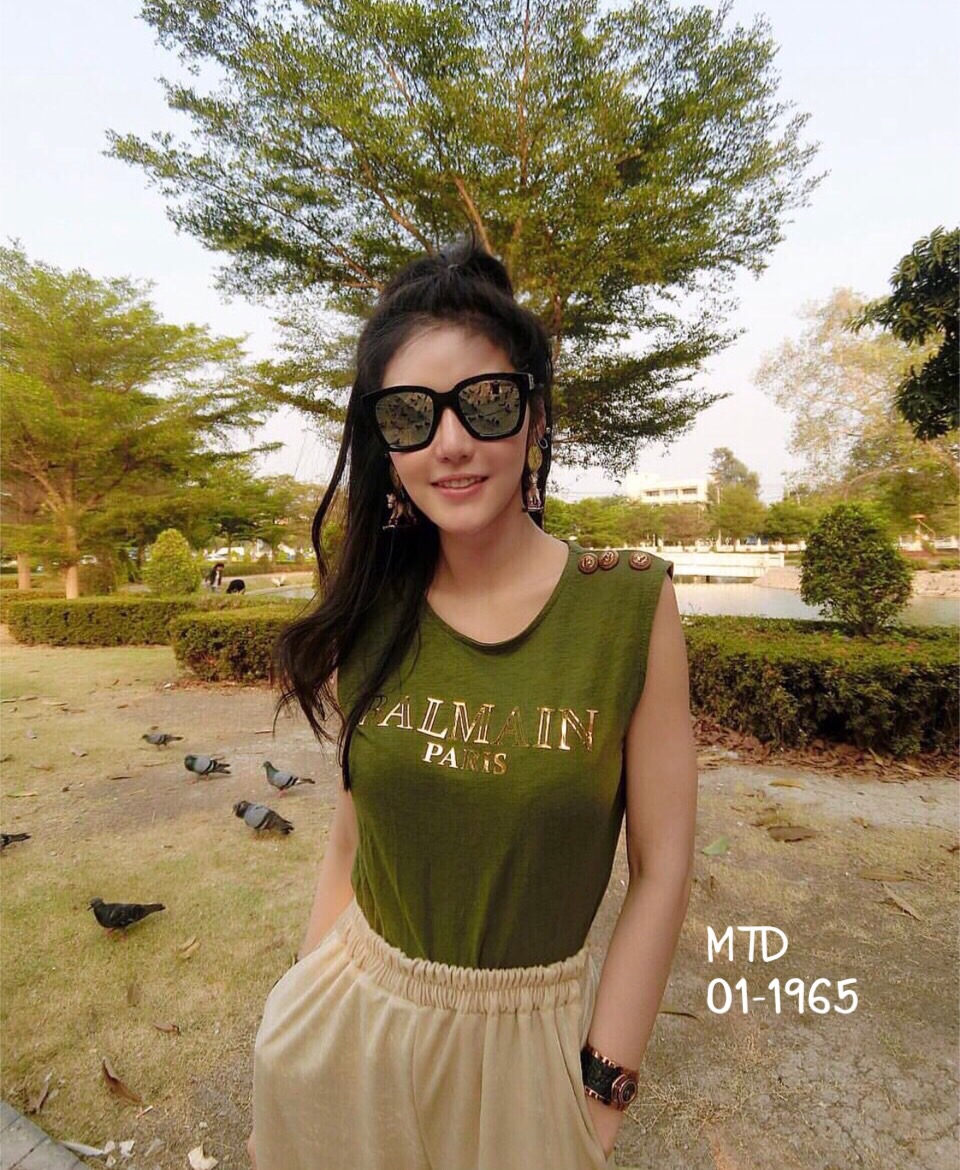 เสื้อกล้ามแขนกุดแต่งคอกลมค่ะ งานสุดชิคเก๋ไก๋ที่ไม่ควรพลาดจ้ะ ด้านหน้ามาพร้อมงานสกรีนลายเป็นคำว่า Balmain ค่ะ เนื้อผ้าดี สวมใส่สบายมากๆ