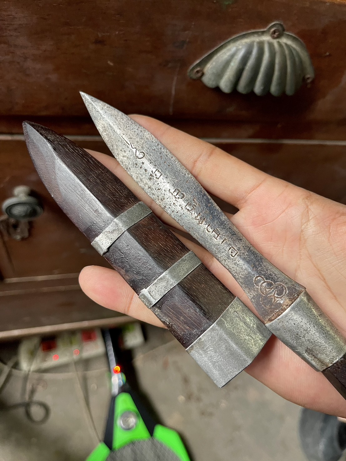 มีดหมอหลวงพ่อรุ่ง วัดหนองสีนวล นครสวรรค์ ไม้พญางิ้วดำ ยุคต้น