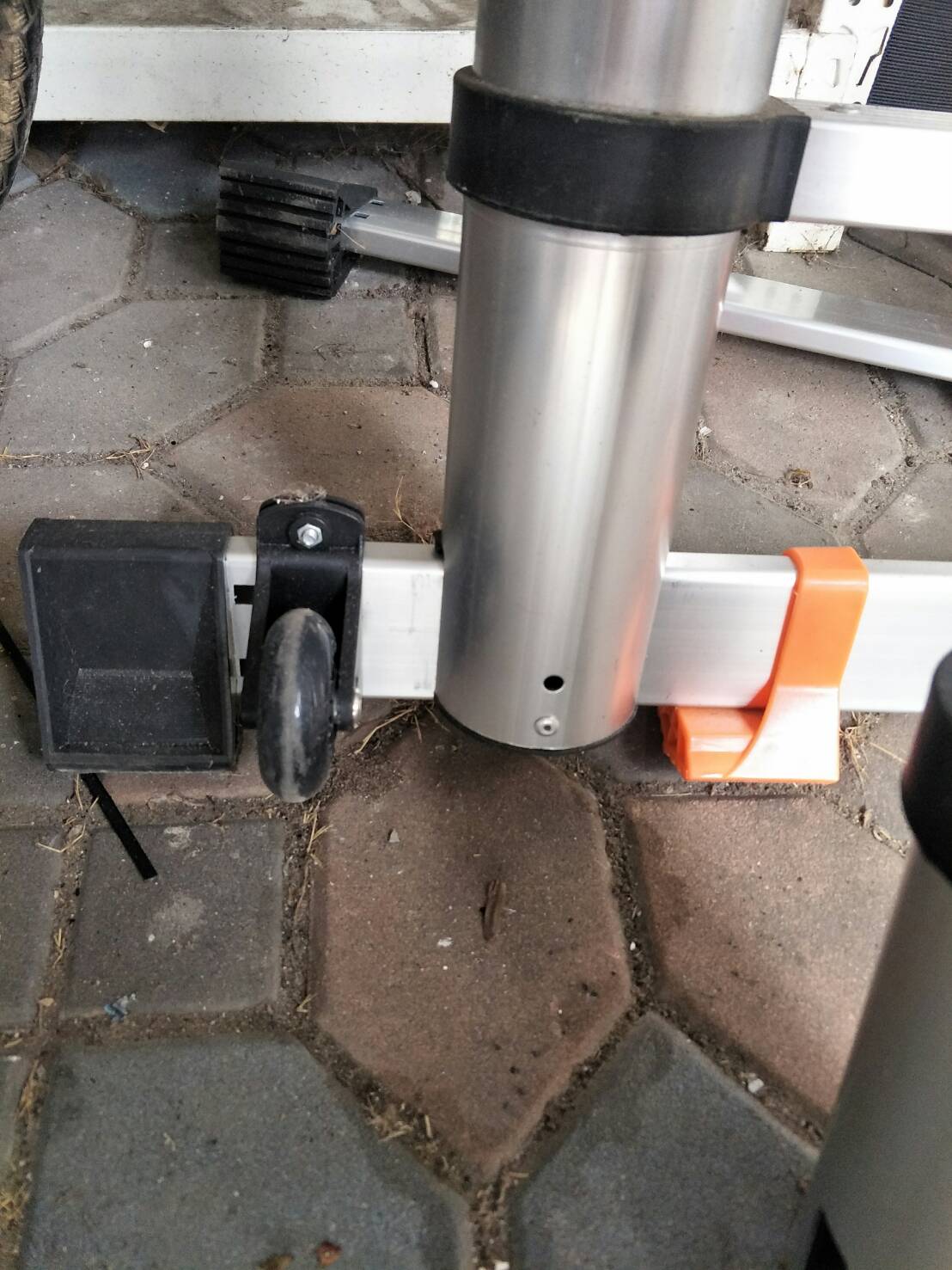 AC10 ล้อยางติดฐานบันไดพับ ขนาด 18x63 mm สำหรับลากบันได้พับ ไม่ต้องยก